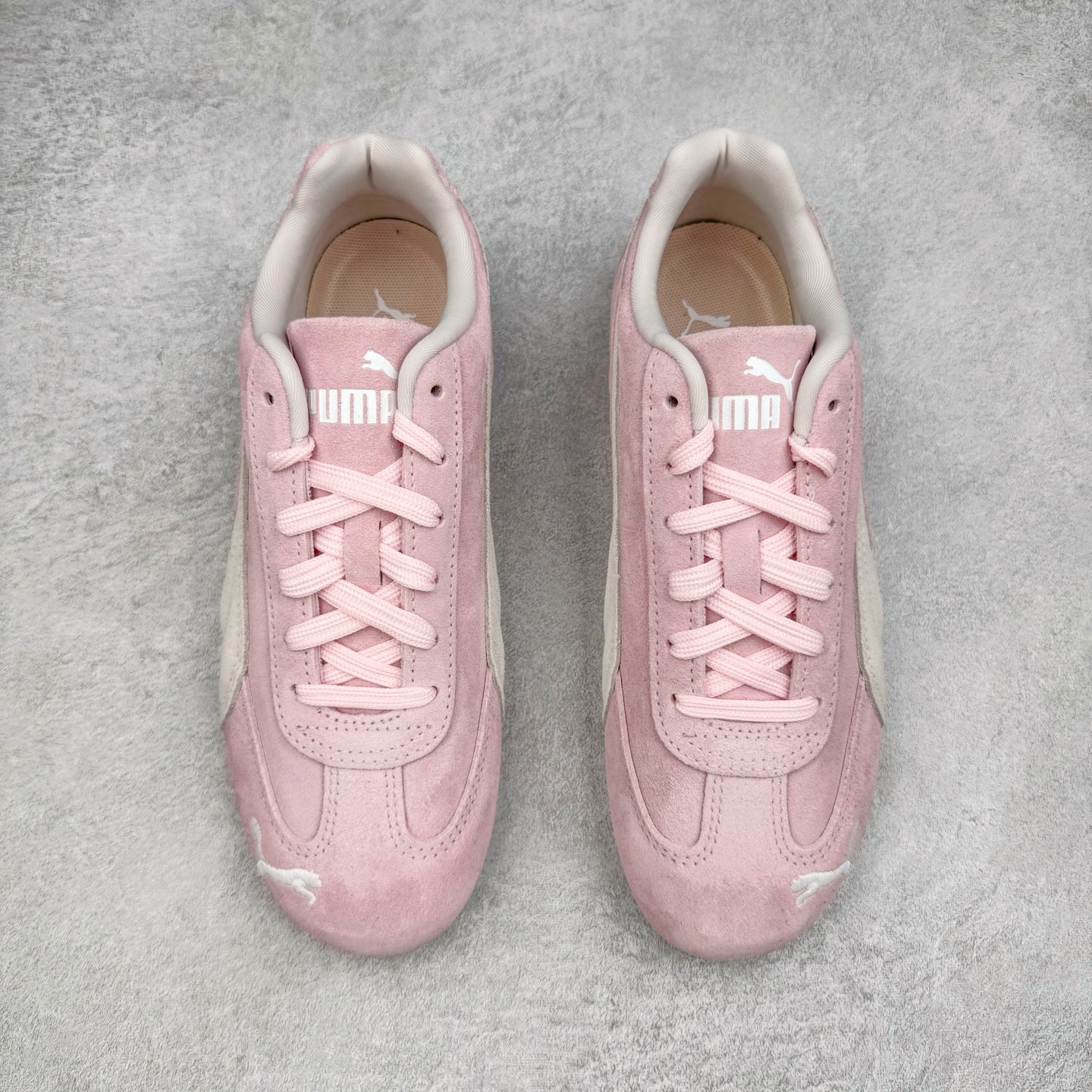 图片[2]-＃CS纯原 PUMA Speedca OG 彪马极速赛车系列低帮德训风拼接复古百搭休闲运动赛车鞋 鞋款从80、90年代赛车手所穿的防火赛车鞋为原型，鞋身线条模仿了赛车的流线廓形，体现了空气动力学原理的结构。简约流畅的外观，恰好又和贯穿其中的Formstrip Logo融合恰到好处，视觉上细节丰富且协调。本次Speedcat OG鞋款归来，最大看点自然式保留了窄版鞋型以及薄底构造。这两年各品牌鞋底越做越厚，Speedcat反其道而行之，上脚几乎无鞋底的效果带来耳目一新的视觉体验。鞋面依旧是以质感细腻的麂皮材质打造，并且大面积近乎全包裹的使用，复古味道也愈发浓烈。配色上更是将最原始的黑色和红色带回，向F1赛车队的标志性队服致敬。相信让各位一眼种草的更多是出挑的大红色，上脚即可瞬间点亮整体造型，在以球鞋为核心的OOTD中脱颖而出。而另一款黑色则是低调的万金油，彰显新潮个性的同时又不喧宾夺主，也是热爱简约系穿搭朋友的首选。 尺码：36 37 37.5 38 38.5 39 40 40.5 41 42 42.5 43 44 44.5 45 46-选品中心