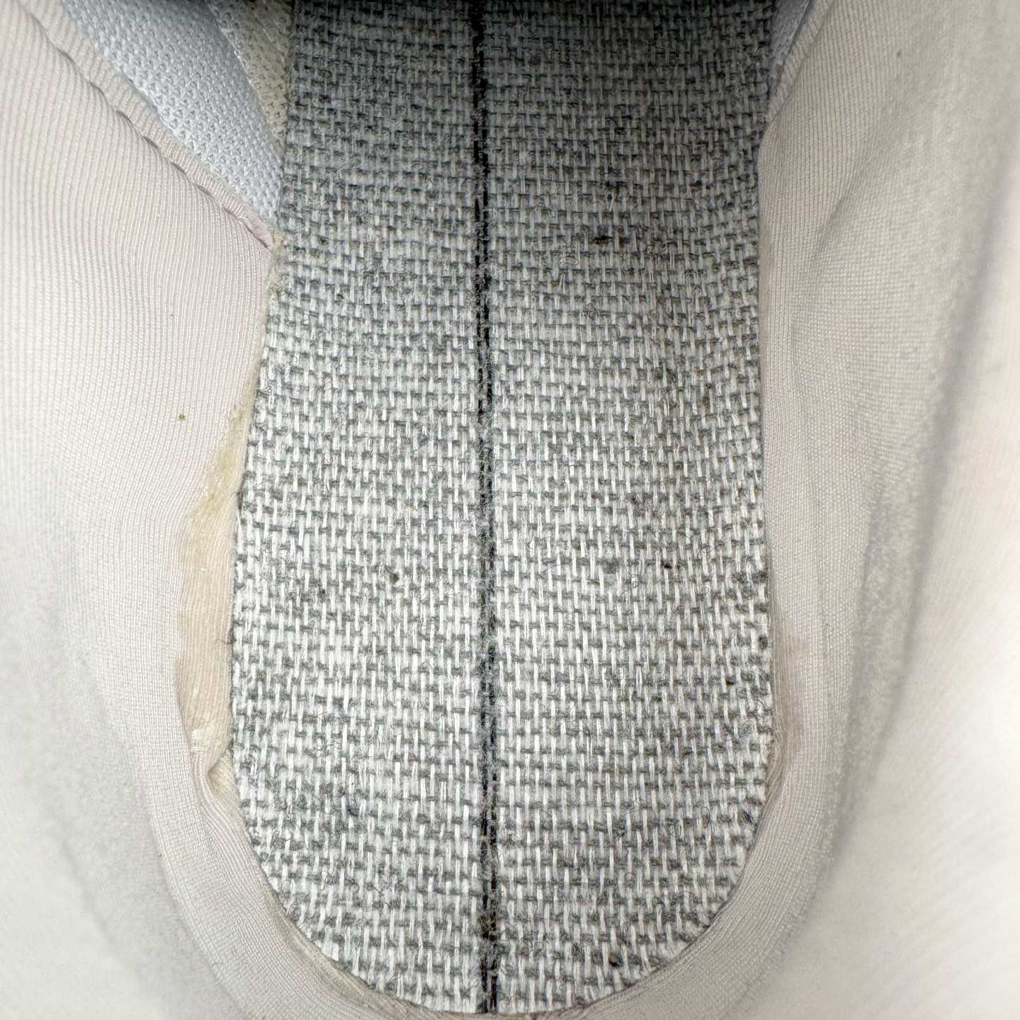 图片[10]-＃CS纯原 PUMA Speedca OG 彪马极速赛车系列低帮德训风拼接复古百搭休闲运动赛车鞋 鞋款从80、90年代赛车手所穿的防火赛车鞋为原型，鞋身线条模仿了赛车的流线廓形，体现了空气动力学原理的结构。简约流畅的外观，恰好又和贯穿其中的Formstrip Logo融合恰到好处，视觉上细节丰富且协调。本次Speedcat OG鞋款归来，最大看点自然式保留了窄版鞋型以及薄底构造。这两年各品牌鞋底越做越厚，Speedcat反其道而行之，上脚几乎无鞋底的效果带来耳目一新的视觉体验。鞋面依旧是以质感细腻的麂皮材质打造，并且大面积近乎全包裹的使用，复古味道也愈发浓烈。配色上更是将最原始的黑色和红色带回，向F1赛车队的标志性队服致敬。相信让各位一眼种草的更多是出挑的大红色，上脚即可瞬间点亮整体造型，在以球鞋为核心的OOTD中脱颖而出。而另一款黑色则是低调的万金油，彰显新潮个性的同时又不喧宾夺主，也是热爱简约系穿搭朋友的首选。 尺码：36 37 37.5 38 38.5 39 40 40.5 41 42 42.5 43 44 44.5 45 46-选品中心