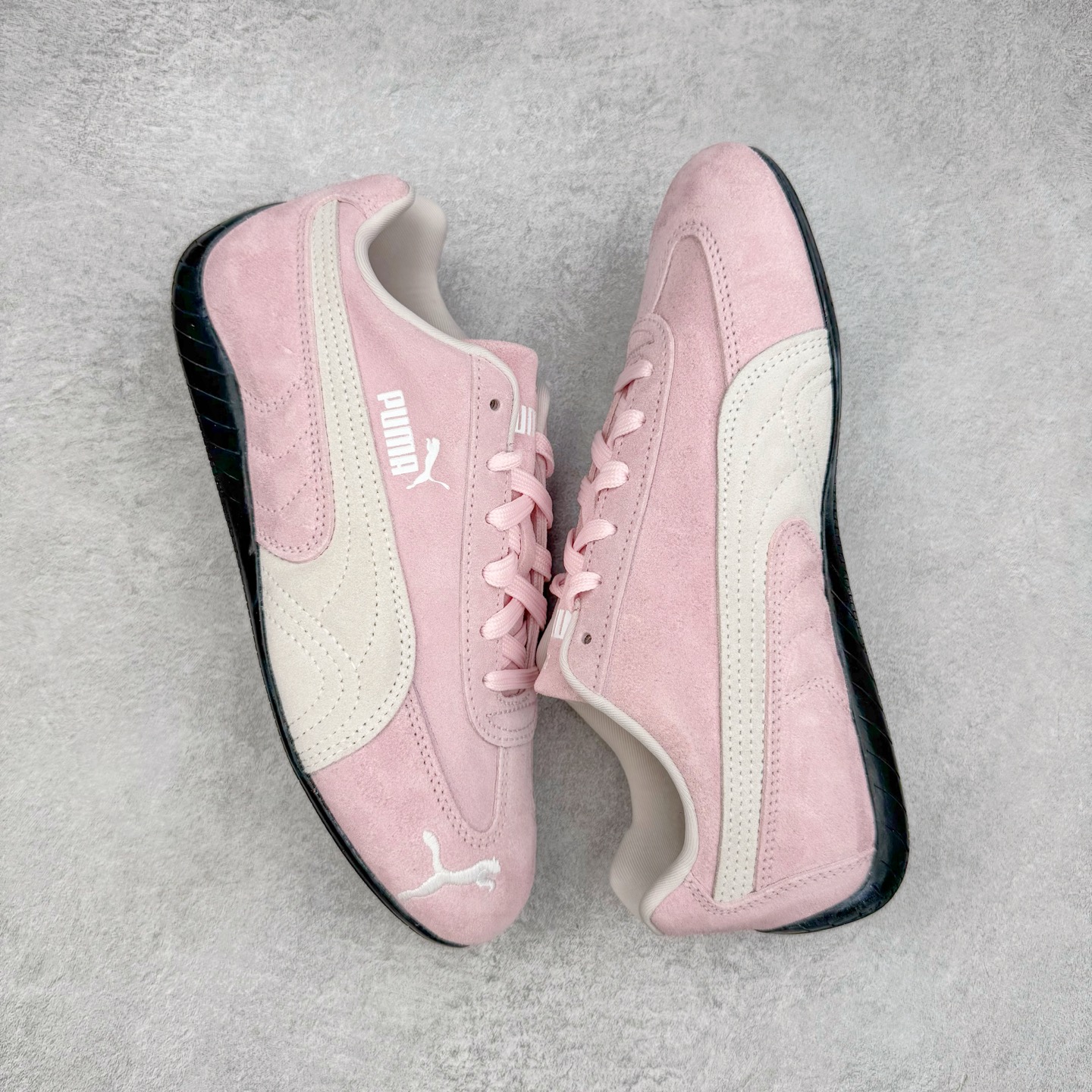 图片[3]-＃CS纯原 PUMA Speedca OG 彪马极速赛车系列低帮德训风拼接复古百搭休闲运动赛车鞋 鞋款从80、90年代赛车手所穿的防火赛车鞋为原型，鞋身线条模仿了赛车的流线廓形，体现了空气动力学原理的结构。简约流畅的外观，恰好又和贯穿其中的Formstrip Logo融合恰到好处，视觉上细节丰富且协调。本次Speedcat OG鞋款归来，最大看点自然式保留了窄版鞋型以及薄底构造。这两年各品牌鞋底越做越厚，Speedcat反其道而行之，上脚几乎无鞋底的效果带来耳目一新的视觉体验。鞋面依旧是以质感细腻的麂皮材质打造，并且大面积近乎全包裹的使用，复古味道也愈发浓烈。配色上更是将最原始的黑色和红色带回，向F1赛车队的标志性队服致敬。相信让各位一眼种草的更多是出挑的大红色，上脚即可瞬间点亮整体造型，在以球鞋为核心的OOTD中脱颖而出。而另一款黑色则是低调的万金油，彰显新潮个性的同时又不喧宾夺主，也是热爱简约系穿搭朋友的首选。 尺码：36 37 37.5 38 38.5 39 40 40.5 41 42 42.5 43 44 44.5 45 46-选品中心