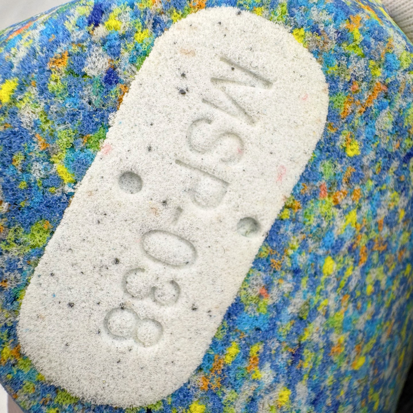 图片[11]-＃CS纯原 PUMA Speedca OG 彪马极速赛车系列低帮德训风拼接复古百搭休闲运动赛车鞋 鞋款从80、90年代赛车手所穿的防火赛车鞋为原型，鞋身线条模仿了赛车的流线廓形，体现了空气动力学原理的结构。简约流畅的外观，恰好又和贯穿其中的Formstrip Logo融合恰到好处，视觉上细节丰富且协调。本次Speedcat OG鞋款归来，最大看点自然式保留了窄版鞋型以及薄底构造。这两年各品牌鞋底越做越厚，Speedcat反其道而行之，上脚几乎无鞋底的效果带来耳目一新的视觉体验。鞋面依旧是以质感细腻的麂皮材质打造，并且大面积近乎全包裹的使用，复古味道也愈发浓烈。配色上更是将最原始的黑色和红色带回，向F1赛车队的标志性队服致敬。相信让各位一眼种草的更多是出挑的大红色，上脚即可瞬间点亮整体造型，在以球鞋为核心的OOTD中脱颖而出。而另一款黑色则是低调的万金油，彰显新潮个性的同时又不喧宾夺主，也是热爱简约系穿搭朋友的首选。 尺码：36 37 37.5 38 38.5 39 40 40.5 41 42 42.5 43 44 44.5 45 46-选品中心