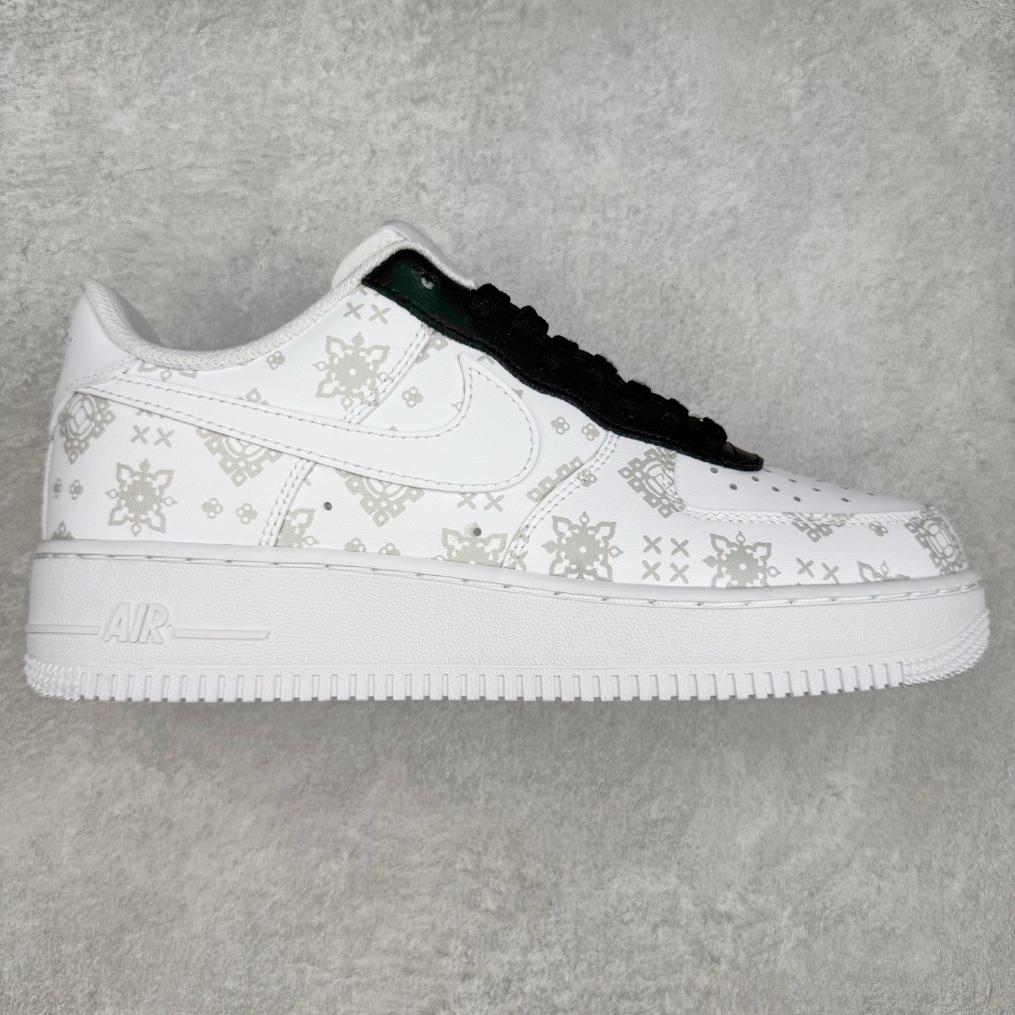 图片[8]-＃XT纯原 NK Air Force 1´07 Low 空军一号低帮百搭休闲运动板鞋 顶级批次 2022全新楦头鞋型 鱼鳞大底 历时开发三个月 清洁度完美 二维码鞋标 内置芯片及solo气垫 大底高度及其弧度依照正品 钢印 logo刺绣 鞋口弧度 鞋头长度 鞋面冲孔 鞋垫背胶及钢印 完美鞋型对比正品 每一处都是细节满满 柔软、弹性十足的缓震性能和出色的中底设计 横跨复古与现代的外型结合 造就出风靡全球 三十多年的Force 1 直到今天还深受青睐 实拍调校N版已经零色差零失真 百分百还原实物色彩所见即所得 不存在货不对板色差等低级问题 选购参考实物拍摄 不混卖不参货 只用心做好货严格选品 承诺混一赔十 尺码：36 36.5 37.5 38 38.5 39 40 40.5 41 42 42.5 43 44 44.5 45-选品中心