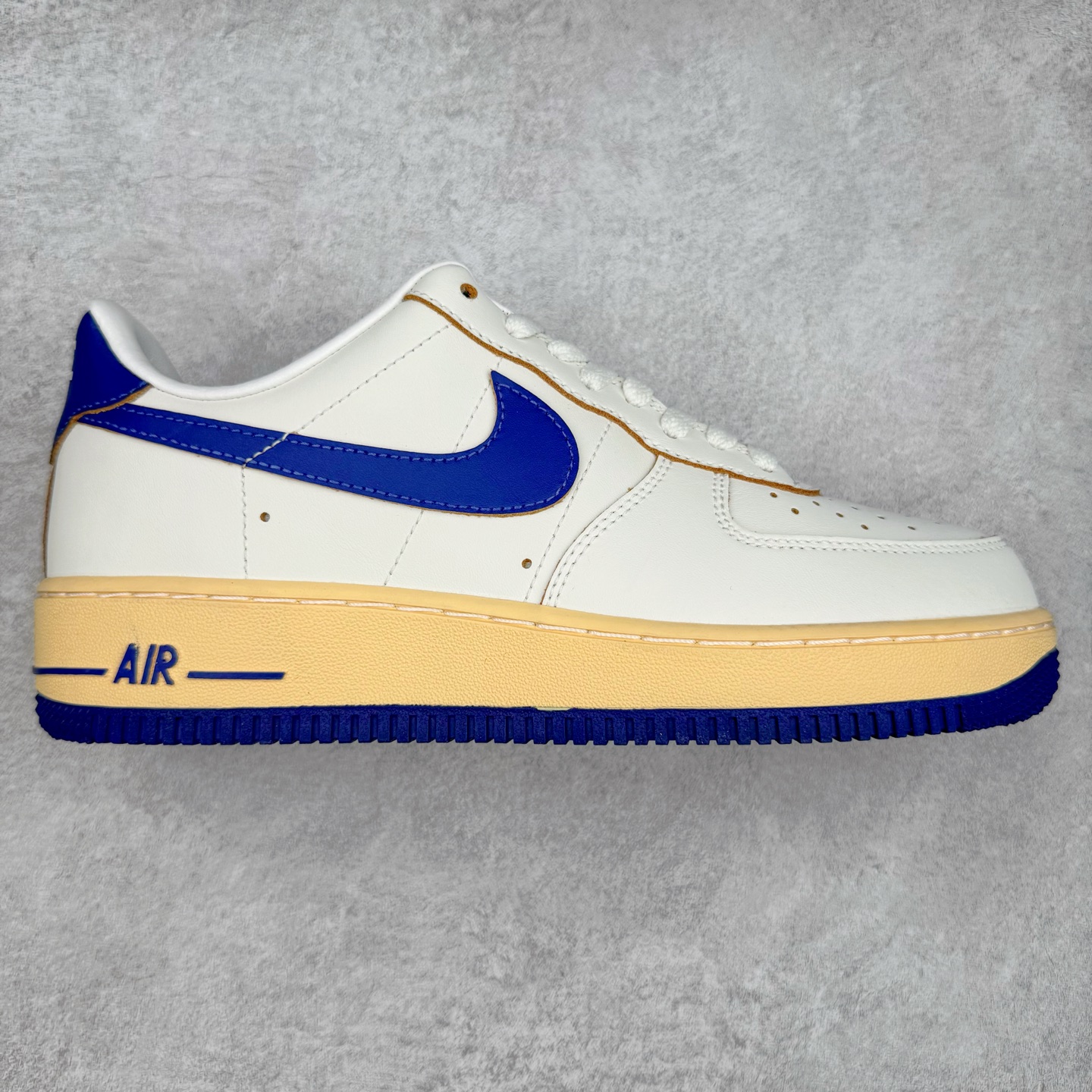 ＃XT纯原 NK Air Force 1´07 Low 空军一号低帮百搭休闲运动板鞋 FQ8103-133 顶级批次 2022全新楦头鞋型 鱼鳞大底 历时开发三个月 清洁度完美 二维码鞋标 内置芯片及solo气垫 大底高度及其弧度依照正品 钢印 logo刺绣 鞋口弧度 鞋头长度 鞋面冲孔 鞋垫背胶及钢印 完美鞋型对比正品 每一处都是细节满满 柔软、弹性十足的缓震性能和出色的中底设计 横跨复古与现代的外型结合 造就出风靡全球 三十多年的Force 1 直到今天还深受青睐 实拍调校N版已经零色差零失真 百分百还原实物色彩所见即所得 不存在货不对板色差等低级问题 选购参考实物拍摄 不混卖不参货 只用心做好货严格选品 承诺混一赔十 尺码：36 36.5 37.5 38 38.5 39 40 40.5 41 42 42.5 43 44 44.5 45-选品中心