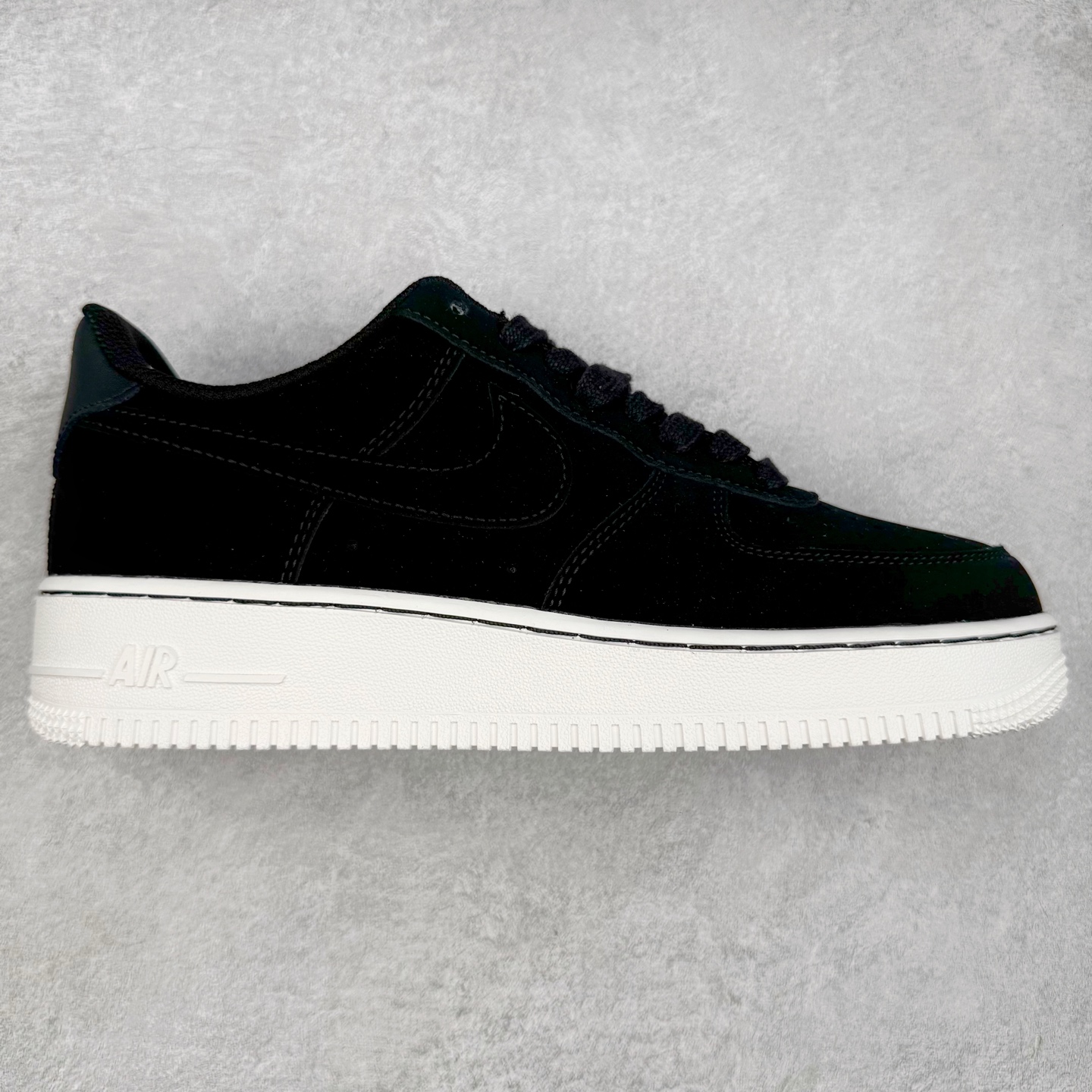 图片[5]-＃XT纯原 NK Air Force 1´07 Low 空军一号低帮百搭休闲运动板鞋 顶级批次 2022全新楦头鞋型 鱼鳞大底 历时开发三个月 清洁度完美 二维码鞋标 内置芯片及solo气垫 大底高度及其弧度依照正品 钢印 logo刺绣 鞋口弧度 鞋头长度 鞋面冲孔 鞋垫背胶及钢印 完美鞋型对比正品 每一处都是细节满满 柔软、弹性十足的缓震性能和出色的中底设计 横跨复古与现代的外型结合 造就出风靡全球 三十多年的Force 1 直到今天还深受青睐 实拍调校N版已经零色差零失真 百分百还原实物色彩所见即所得 不存在货不对板色差等低级问题 选购参考实物拍摄 不混卖不参货 只用心做好货严格选品 承诺混一赔十 尺码：36 36.5 37.5 38 38.5 39 40 40.5 41 42 42.5 43 44 44.5 45-选品中心