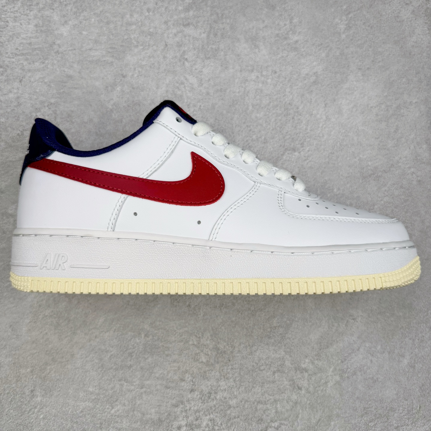 图片[6]-＃XT纯原 NK Air Force 1´07 Low 空军一号低帮百搭休闲运动板鞋 顶级批次 2022全新楦头鞋型 鱼鳞大底 历时开发三个月 清洁度完美 二维码鞋标 内置芯片及solo气垫 大底高度及其弧度依照正品 钢印 logo刺绣 鞋口弧度 鞋头长度 鞋面冲孔 鞋垫背胶及钢印 完美鞋型对比正品 每一处都是细节满满 柔软、弹性十足的缓震性能和出色的中底设计 横跨复古与现代的外型结合 造就出风靡全球 三十多年的Force 1 直到今天还深受青睐 实拍调校N版已经零色差零失真 百分百还原实物色彩所见即所得 不存在货不对板色差等低级问题 选购参考实物拍摄 不混卖不参货 只用心做好货严格选品 承诺混一赔十 尺码：36 36.5 37.5 38 38.5 39 40 40.5 41 42 42.5 43 44 44.5 45-选品中心