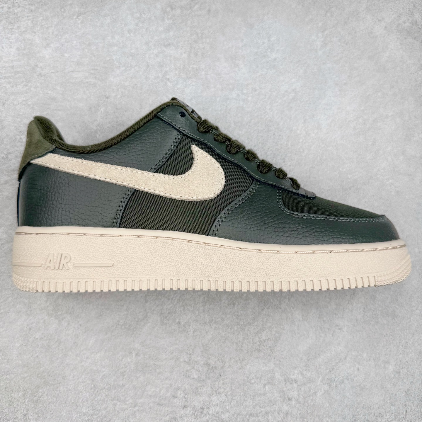 图片[7]-＃XT纯原 NK Air Force 1´07 Low 空军一号低帮百搭休闲运动板鞋 顶级批次 2022全新楦头鞋型 鱼鳞大底 历时开发三个月 清洁度完美 二维码鞋标 内置芯片及solo气垫 大底高度及其弧度依照正品 钢印 logo刺绣 鞋口弧度 鞋头长度 鞋面冲孔 鞋垫背胶及钢印 完美鞋型对比正品 每一处都是细节满满 柔软、弹性十足的缓震性能和出色的中底设计 横跨复古与现代的外型结合 造就出风靡全球 三十多年的Force 1 直到今天还深受青睐 实拍调校N版已经零色差零失真 百分百还原实物色彩所见即所得 不存在货不对板色差等低级问题 选购参考实物拍摄 不混卖不参货 只用心做好货严格选品 承诺混一赔十 尺码：36 36.5 37.5 38 38.5 39 40 40.5 41 42 42.5 43 44 44.5 45-选品中心