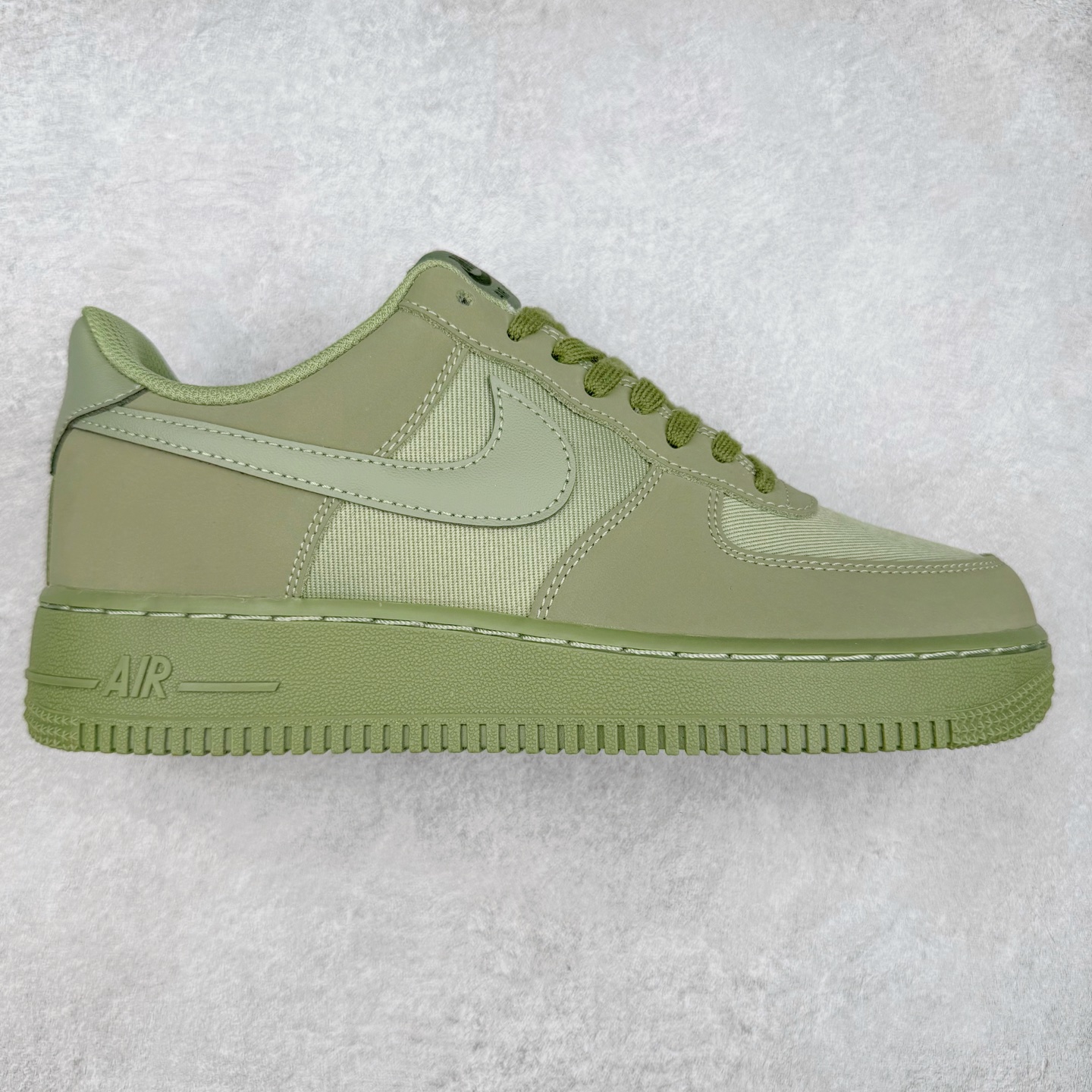 图片[3]-＃XT纯原 NK Air Force 1´07 Low 空军一号低帮百搭休闲运动板鞋 顶级批次 2022全新楦头鞋型 鱼鳞大底 历时开发三个月 清洁度完美 二维码鞋标 内置芯片及solo气垫 大底高度及其弧度依照正品 钢印 logo刺绣 鞋口弧度 鞋头长度 鞋面冲孔 鞋垫背胶及钢印 完美鞋型对比正品 每一处都是细节满满 柔软、弹性十足的缓震性能和出色的中底设计 横跨复古与现代的外型结合 造就出风靡全球 三十多年的Force 1 直到今天还深受青睐 实拍调校N版已经零色差零失真 百分百还原实物色彩所见即所得 不存在货不对板色差等低级问题 选购参考实物拍摄 不混卖不参货 只用心做好货严格选品 承诺混一赔十 尺码：36 36.5 37.5 38 38.5 39 40 40.5 41 42 42.5 43 44 44.5 45-选品中心