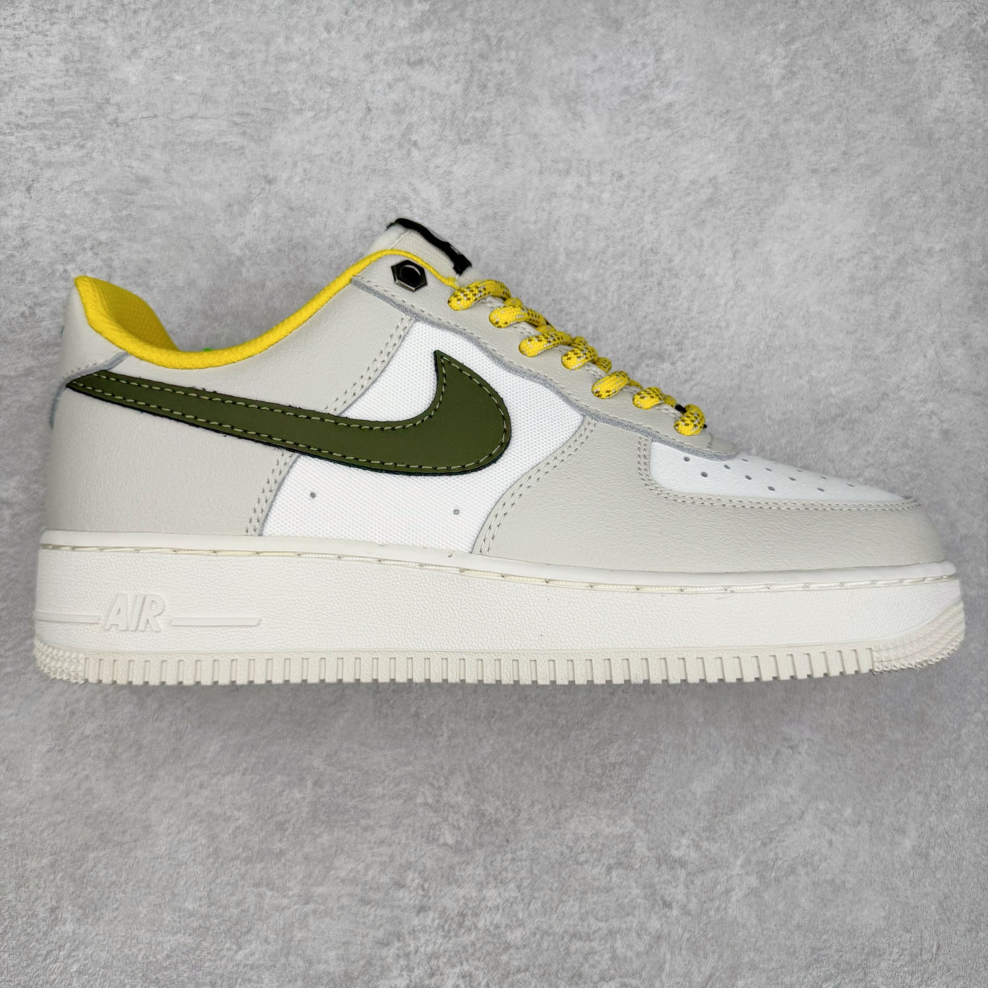 ＃XT纯原 NK Air Force 1´07 Low 空军一号低帮百搭休闲运动板鞋 顶级批次 2022全新楦头鞋型 鱼鳞大底 历时开发三个月 清洁度完美 二维码鞋标 内置芯片及solo气垫 大底高度及其弧度依照正品 钢印 logo刺绣 鞋口弧度 鞋头长度 鞋面冲孔 鞋垫背胶及钢印 完美鞋型对比正品 每一处都是细节满满 柔软、弹性十足的缓震性能和出色的中底设计 横跨复古与现代的外型结合 造就出风靡全球 三十多年的Force 1 直到今天还深受青睐 实拍调校N版已经零色差零失真 百分百还原实物色彩所见即所得 不存在货不对板色差等低级问题 选购参考实物拍摄 不混卖不参货 只用心做好货严格选品 承诺混一赔十 尺码：36 36.5 37.5 38 38.5 39 40 40.5 41 42 42.5 43 44 44.5 45-选品中心