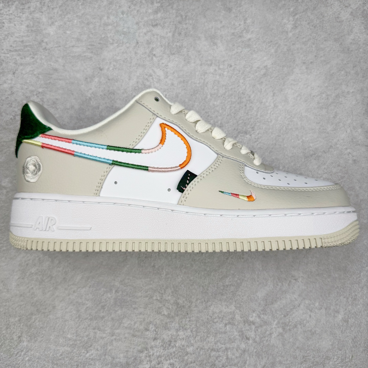 图片[2]-＃XT纯原 NK Air Force 1´07 Low 空军一号低帮百搭休闲运动板鞋 顶级批次 2022全新楦头鞋型 鱼鳞大底 历时开发三个月 清洁度完美 二维码鞋标 内置芯片及solo气垫 大底高度及其弧度依照正品 钢印 logo刺绣 鞋口弧度 鞋头长度 鞋面冲孔 鞋垫背胶及钢印 完美鞋型对比正品 每一处都是细节满满 柔软、弹性十足的缓震性能和出色的中底设计 横跨复古与现代的外型结合 造就出风靡全球 三十多年的Force 1 直到今天还深受青睐 实拍调校N版已经零色差零失真 百分百还原实物色彩所见即所得 不存在货不对板色差等低级问题 选购参考实物拍摄 不混卖不参货 只用心做好货严格选品 承诺混一赔十 尺码：36 36.5 37.5 38 38.5 39 40 40.5 41 42 42.5 43 44 44.5 45-选品中心