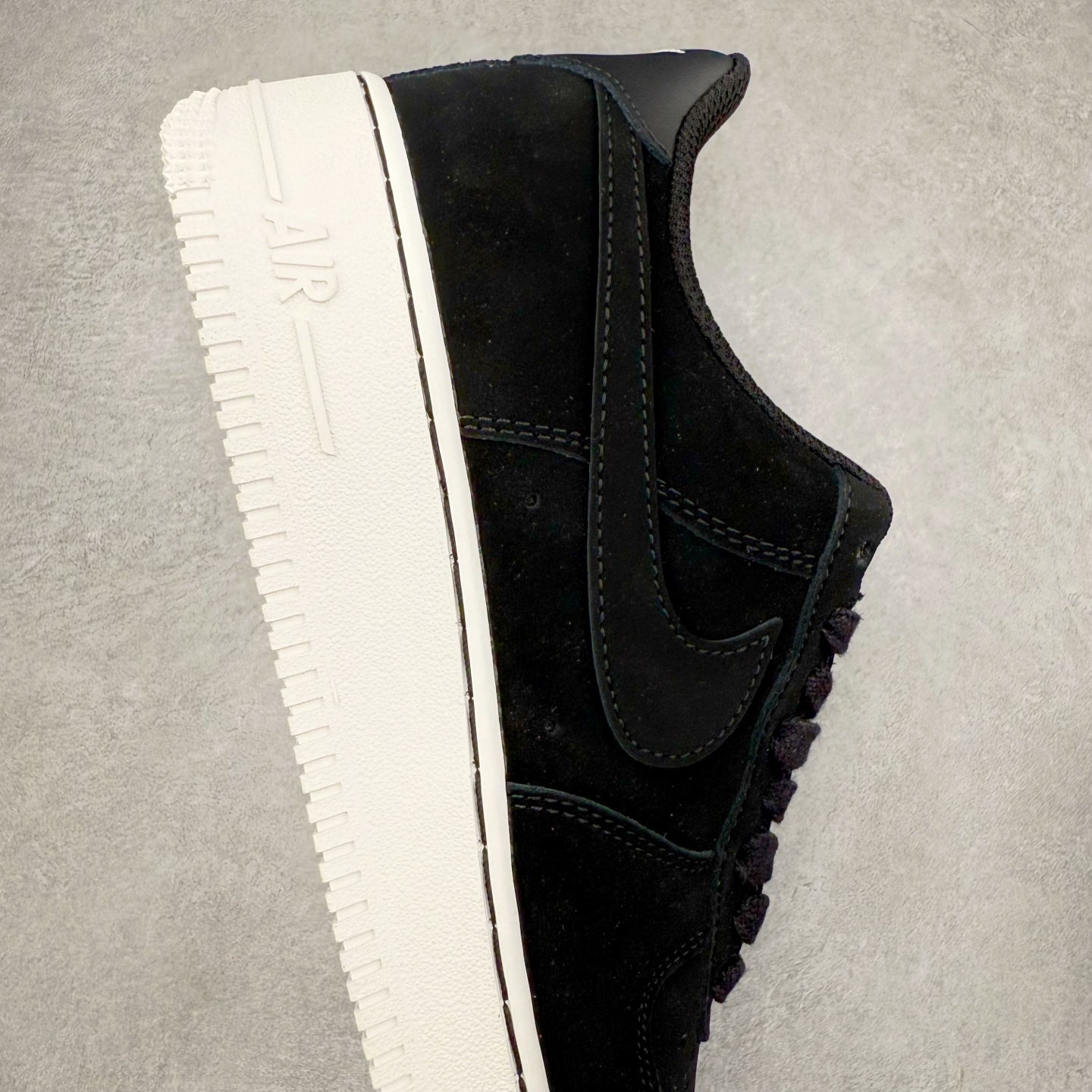 图片[6]-＃XT纯原 NK Air Force 1´07 Low 空军一号低帮百搭休闲运动板鞋 DQ8571-001 顶级批次 2022全新楦头鞋型 鱼鳞大底 历时开发三个月 清洁度完美 二维码鞋标 内置芯片及solo气垫 大底高度及其弧度依照正品 钢印 logo刺绣 鞋口弧度 鞋头长度 鞋面冲孔 鞋垫背胶及钢印 完美鞋型对比正品 每一处都是细节满满 柔软、弹性十足的缓震性能和出色的中底设计 横跨复古与现代的外型结合 造就出风靡全球 三十多年的Force 1 直到今天还深受青睐 实拍调校N版已经零色差零失真 百分百还原实物色彩所见即所得 不存在货不对板色差等低级问题 选购参考实物拍摄 不混卖不参货 只用心做好货严格选品 承诺混一赔十 尺码：36 36.5 37.5 38 38.5 39 40 40.5 41 42 42.5 43 44 44.5 45-选品中心