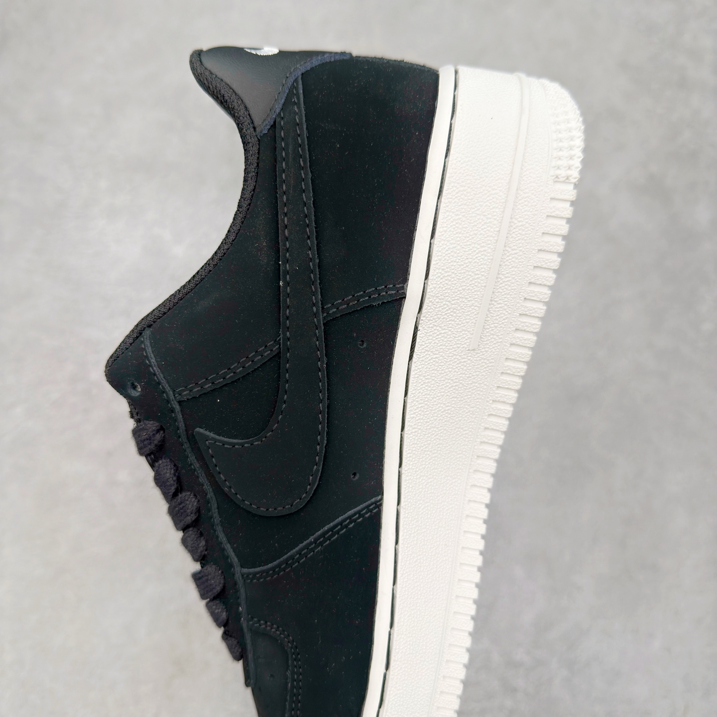 图片[7]-＃XT纯原 NK Air Force 1´07 Low 空军一号低帮百搭休闲运动板鞋 DQ8571-001 顶级批次 2022全新楦头鞋型 鱼鳞大底 历时开发三个月 清洁度完美 二维码鞋标 内置芯片及solo气垫 大底高度及其弧度依照正品 钢印 logo刺绣 鞋口弧度 鞋头长度 鞋面冲孔 鞋垫背胶及钢印 完美鞋型对比正品 每一处都是细节满满 柔软、弹性十足的缓震性能和出色的中底设计 横跨复古与现代的外型结合 造就出风靡全球 三十多年的Force 1 直到今天还深受青睐 实拍调校N版已经零色差零失真 百分百还原实物色彩所见即所得 不存在货不对板色差等低级问题 选购参考实物拍摄 不混卖不参货 只用心做好货严格选品 承诺混一赔十 尺码：36 36.5 37.5 38 38.5 39 40 40.5 41 42 42.5 43 44 44.5 45-选品中心