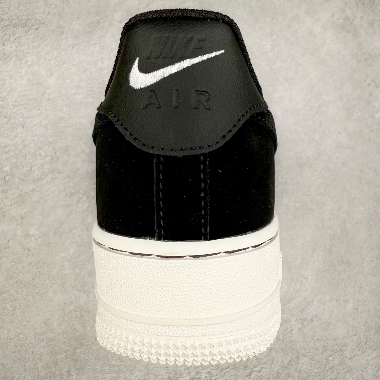 图片[8]-＃XT纯原 NK Air Force 1´07 Low 空军一号低帮百搭休闲运动板鞋 DQ8571-001 顶级批次 2022全新楦头鞋型 鱼鳞大底 历时开发三个月 清洁度完美 二维码鞋标 内置芯片及solo气垫 大底高度及其弧度依照正品 钢印 logo刺绣 鞋口弧度 鞋头长度 鞋面冲孔 鞋垫背胶及钢印 完美鞋型对比正品 每一处都是细节满满 柔软、弹性十足的缓震性能和出色的中底设计 横跨复古与现代的外型结合 造就出风靡全球 三十多年的Force 1 直到今天还深受青睐 实拍调校N版已经零色差零失真 百分百还原实物色彩所见即所得 不存在货不对板色差等低级问题 选购参考实物拍摄 不混卖不参货 只用心做好货严格选品 承诺混一赔十 尺码：36 36.5 37.5 38 38.5 39 40 40.5 41 42 42.5 43 44 44.5 45-选品中心