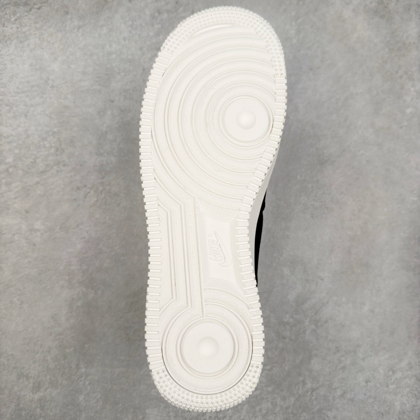 图片[9]-＃XT纯原 NK Air Force 1´07 Low 空军一号低帮百搭休闲运动板鞋 DQ8571-001 顶级批次 2022全新楦头鞋型 鱼鳞大底 历时开发三个月 清洁度完美 二维码鞋标 内置芯片及solo气垫 大底高度及其弧度依照正品 钢印 logo刺绣 鞋口弧度 鞋头长度 鞋面冲孔 鞋垫背胶及钢印 完美鞋型对比正品 每一处都是细节满满 柔软、弹性十足的缓震性能和出色的中底设计 横跨复古与现代的外型结合 造就出风靡全球 三十多年的Force 1 直到今天还深受青睐 实拍调校N版已经零色差零失真 百分百还原实物色彩所见即所得 不存在货不对板色差等低级问题 选购参考实物拍摄 不混卖不参货 只用心做好货严格选品 承诺混一赔十 尺码：36 36.5 37.5 38 38.5 39 40 40.5 41 42 42.5 43 44 44.5 45-选品中心