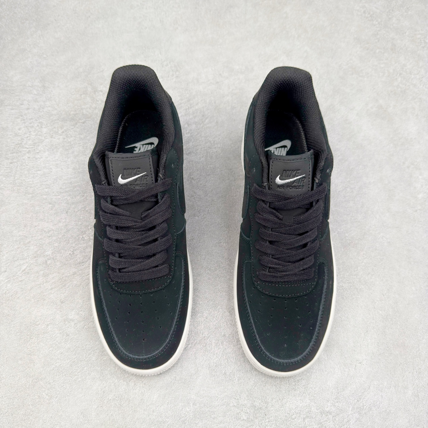 图片[2]-＃XT纯原 NK Air Force 1´07 Low 空军一号低帮百搭休闲运动板鞋 DQ8571-001 顶级批次 2022全新楦头鞋型 鱼鳞大底 历时开发三个月 清洁度完美 二维码鞋标 内置芯片及solo气垫 大底高度及其弧度依照正品 钢印 logo刺绣 鞋口弧度 鞋头长度 鞋面冲孔 鞋垫背胶及钢印 完美鞋型对比正品 每一处都是细节满满 柔软、弹性十足的缓震性能和出色的中底设计 横跨复古与现代的外型结合 造就出风靡全球 三十多年的Force 1 直到今天还深受青睐 实拍调校N版已经零色差零失真 百分百还原实物色彩所见即所得 不存在货不对板色差等低级问题 选购参考实物拍摄 不混卖不参货 只用心做好货严格选品 承诺混一赔十 尺码：36 36.5 37.5 38 38.5 39 40 40.5 41 42 42.5 43 44 44.5 45-选品中心