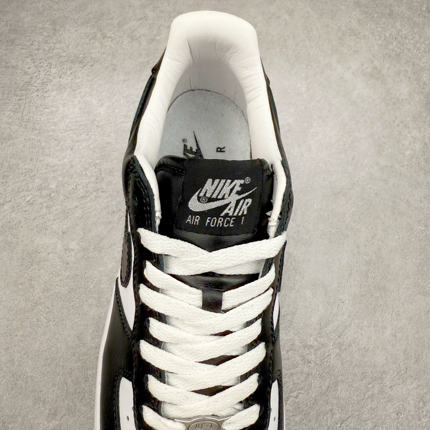 图片[5]-＃XT纯原 NK Air Force 1´07 Low 空军一号低帮百搭休闲运动板鞋 FJ5756-100 顶级批次 2022全新楦头鞋型 鱼鳞大底 历时开发三个月 清洁度完美 二维码鞋标 内置芯片及solo气垫 大底高度及其弧度依照正品 钢印 logo刺绣 鞋口弧度 鞋头长度 鞋面冲孔 鞋垫背胶及钢印 完美鞋型对比正品 每一处都是细节满满 柔软、弹性十足的缓震性能和出色的中底设计 横跨复古与现代的外型结合 造就出风靡全球 三十多年的Force 1 直到今天还深受青睐 实拍调校N版已经零色差零失真 百分百还原实物色彩所见即所得 不存在货不对板色差等低级问题 选购参考实物拍摄 不混卖不参货 只用心做好货严格选品 承诺混一赔十 尺码：36 36.5 37.5 38 38.5 39 40 40.5 41 42 42.5 43 44 44.5 45-选品中心