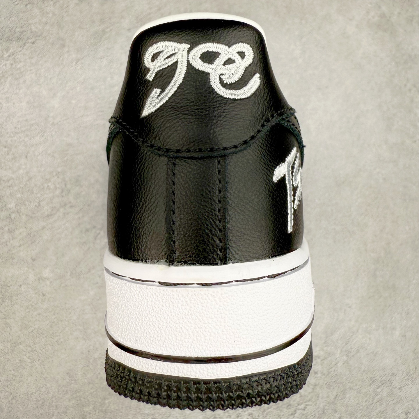 图片[8]-＃XT纯原 NK Air Force 1´07 Low 空军一号低帮百搭休闲运动板鞋 FJ5756-100 顶级批次 2022全新楦头鞋型 鱼鳞大底 历时开发三个月 清洁度完美 二维码鞋标 内置芯片及solo气垫 大底高度及其弧度依照正品 钢印 logo刺绣 鞋口弧度 鞋头长度 鞋面冲孔 鞋垫背胶及钢印 完美鞋型对比正品 每一处都是细节满满 柔软、弹性十足的缓震性能和出色的中底设计 横跨复古与现代的外型结合 造就出风靡全球 三十多年的Force 1 直到今天还深受青睐 实拍调校N版已经零色差零失真 百分百还原实物色彩所见即所得 不存在货不对板色差等低级问题 选购参考实物拍摄 不混卖不参货 只用心做好货严格选品 承诺混一赔十 尺码：36 36.5 37.5 38 38.5 39 40 40.5 41 42 42.5 43 44 44.5 45-选品中心