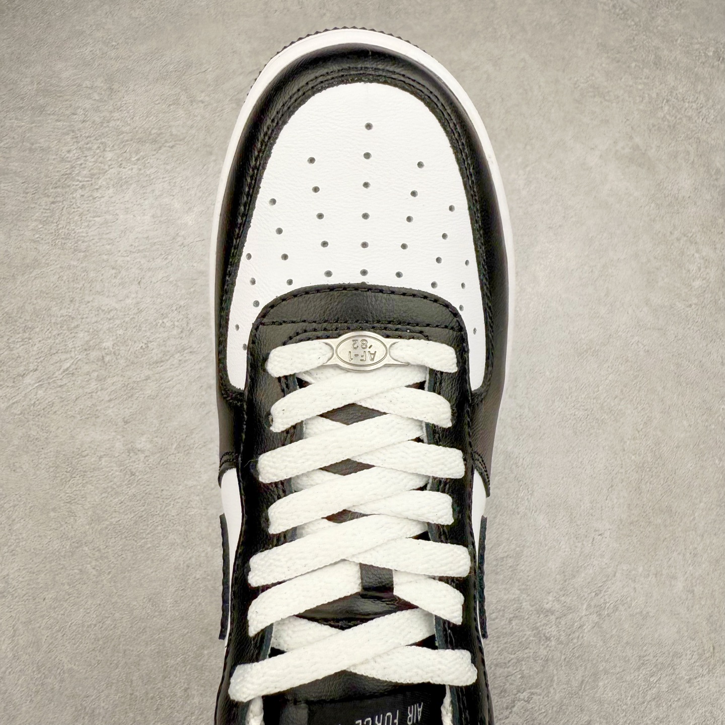 图片[4]-＃XT纯原 NK Air Force 1´07 Low 空军一号低帮百搭休闲运动板鞋 FJ5756-100 顶级批次 2022全新楦头鞋型 鱼鳞大底 历时开发三个月 清洁度完美 二维码鞋标 内置芯片及solo气垫 大底高度及其弧度依照正品 钢印 logo刺绣 鞋口弧度 鞋头长度 鞋面冲孔 鞋垫背胶及钢印 完美鞋型对比正品 每一处都是细节满满 柔软、弹性十足的缓震性能和出色的中底设计 横跨复古与现代的外型结合 造就出风靡全球 三十多年的Force 1 直到今天还深受青睐 实拍调校N版已经零色差零失真 百分百还原实物色彩所见即所得 不存在货不对板色差等低级问题 选购参考实物拍摄 不混卖不参货 只用心做好货严格选品 承诺混一赔十 尺码：36 36.5 37.5 38 38.5 39 40 40.5 41 42 42.5 43 44 44.5 45-选品中心