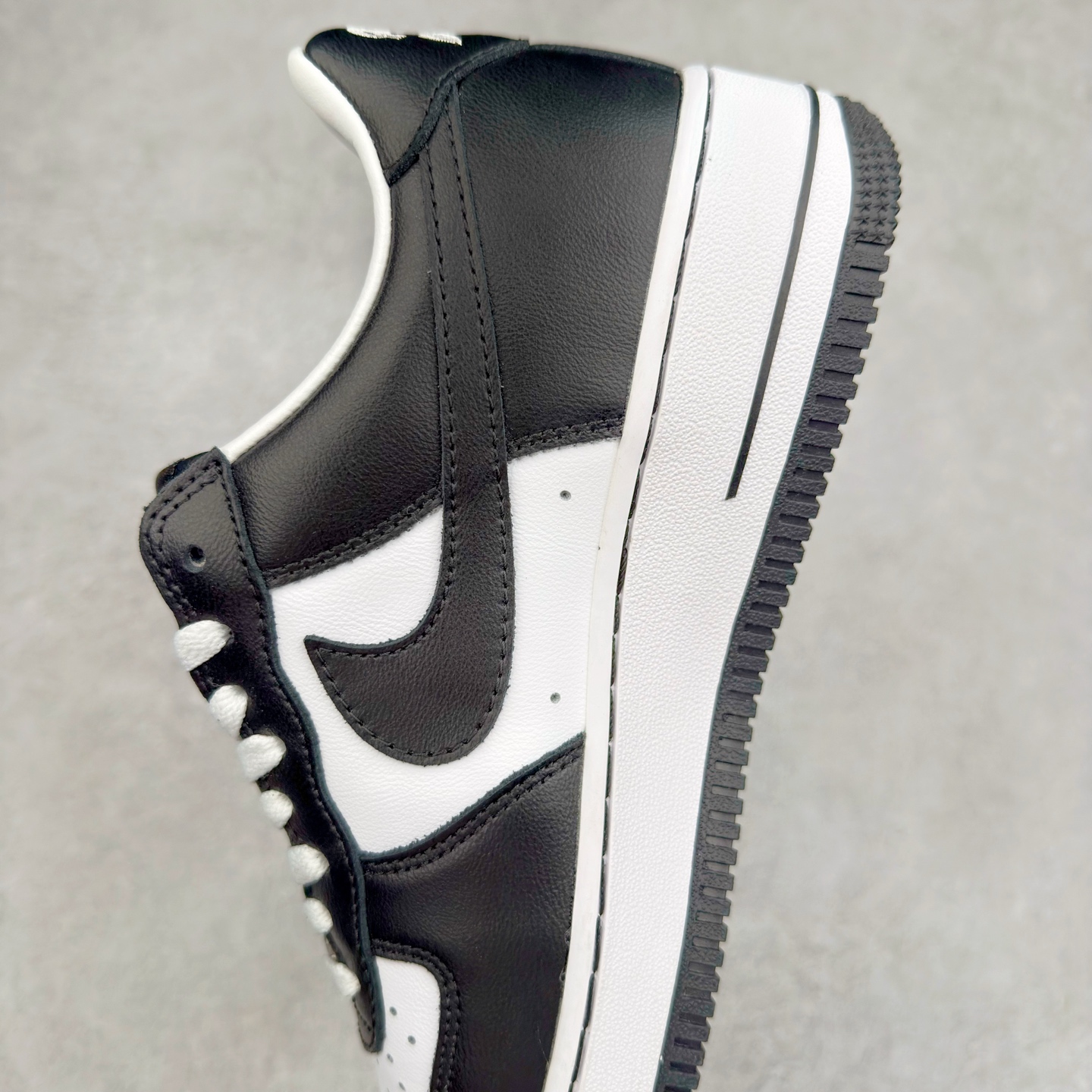 图片[7]-＃XT纯原 NK Air Force 1´07 Low 空军一号低帮百搭休闲运动板鞋 FJ5756-100 顶级批次 2022全新楦头鞋型 鱼鳞大底 历时开发三个月 清洁度完美 二维码鞋标 内置芯片及solo气垫 大底高度及其弧度依照正品 钢印 logo刺绣 鞋口弧度 鞋头长度 鞋面冲孔 鞋垫背胶及钢印 完美鞋型对比正品 每一处都是细节满满 柔软、弹性十足的缓震性能和出色的中底设计 横跨复古与现代的外型结合 造就出风靡全球 三十多年的Force 1 直到今天还深受青睐 实拍调校N版已经零色差零失真 百分百还原实物色彩所见即所得 不存在货不对板色差等低级问题 选购参考实物拍摄 不混卖不参货 只用心做好货严格选品 承诺混一赔十 尺码：36 36.5 37.5 38 38.5 39 40 40.5 41 42 42.5 43 44 44.5 45-选品中心