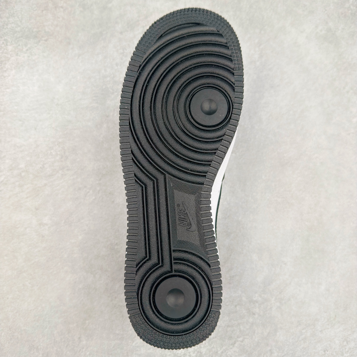 图片[9]-＃XT纯原 NK Air Force 1´07 Low 空军一号低帮百搭休闲运动板鞋 FJ5756-100 顶级批次 2022全新楦头鞋型 鱼鳞大底 历时开发三个月 清洁度完美 二维码鞋标 内置芯片及solo气垫 大底高度及其弧度依照正品 钢印 logo刺绣 鞋口弧度 鞋头长度 鞋面冲孔 鞋垫背胶及钢印 完美鞋型对比正品 每一处都是细节满满 柔软、弹性十足的缓震性能和出色的中底设计 横跨复古与现代的外型结合 造就出风靡全球 三十多年的Force 1 直到今天还深受青睐 实拍调校N版已经零色差零失真 百分百还原实物色彩所见即所得 不存在货不对板色差等低级问题 选购参考实物拍摄 不混卖不参货 只用心做好货严格选品 承诺混一赔十 尺码：36 36.5 37.5 38 38.5 39 40 40.5 41 42 42.5 43 44 44.5 45-选品中心