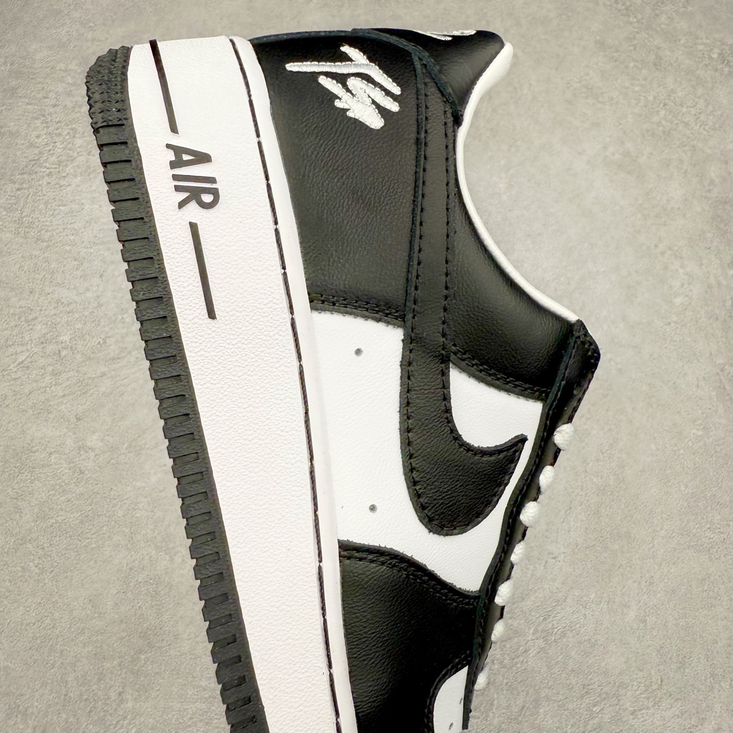 图片[6]-＃XT纯原 NK Air Force 1´07 Low 空军一号低帮百搭休闲运动板鞋 FJ5756-100 顶级批次 2022全新楦头鞋型 鱼鳞大底 历时开发三个月 清洁度完美 二维码鞋标 内置芯片及solo气垫 大底高度及其弧度依照正品 钢印 logo刺绣 鞋口弧度 鞋头长度 鞋面冲孔 鞋垫背胶及钢印 完美鞋型对比正品 每一处都是细节满满 柔软、弹性十足的缓震性能和出色的中底设计 横跨复古与现代的外型结合 造就出风靡全球 三十多年的Force 1 直到今天还深受青睐 实拍调校N版已经零色差零失真 百分百还原实物色彩所见即所得 不存在货不对板色差等低级问题 选购参考实物拍摄 不混卖不参货 只用心做好货严格选品 承诺混一赔十 尺码：36 36.5 37.5 38 38.5 39 40 40.5 41 42 42.5 43 44 44.5 45-选品中心