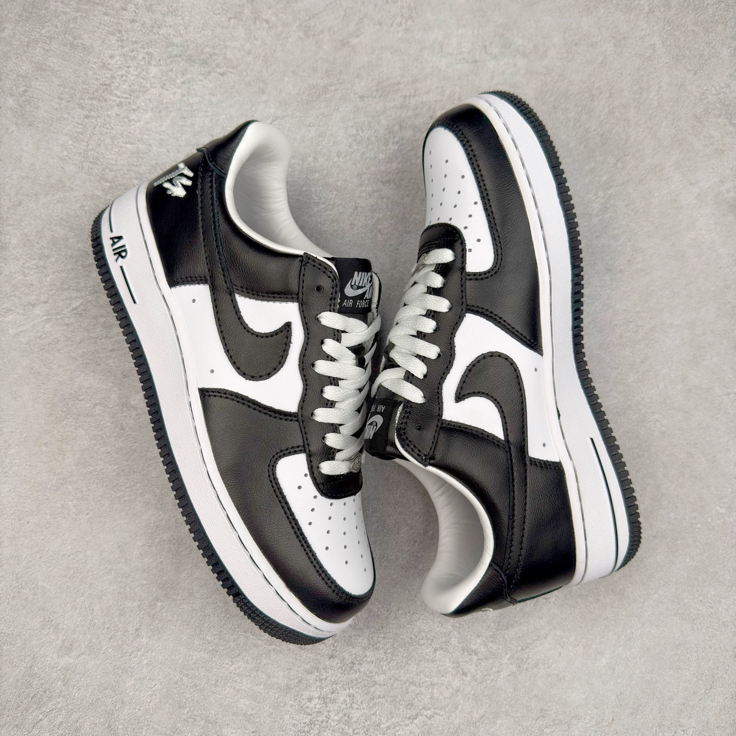 图片[3]-＃XT纯原 NK Air Force 1´07 Low 空军一号低帮百搭休闲运动板鞋 FJ5756-100 顶级批次 2022全新楦头鞋型 鱼鳞大底 历时开发三个月 清洁度完美 二维码鞋标 内置芯片及solo气垫 大底高度及其弧度依照正品 钢印 logo刺绣 鞋口弧度 鞋头长度 鞋面冲孔 鞋垫背胶及钢印 完美鞋型对比正品 每一处都是细节满满 柔软、弹性十足的缓震性能和出色的中底设计 横跨复古与现代的外型结合 造就出风靡全球 三十多年的Force 1 直到今天还深受青睐 实拍调校N版已经零色差零失真 百分百还原实物色彩所见即所得 不存在货不对板色差等低级问题 选购参考实物拍摄 不混卖不参货 只用心做好货严格选品 承诺混一赔十 尺码：36 36.5 37.5 38 38.5 39 40 40.5 41 42 42.5 43 44 44.5 45-选品中心