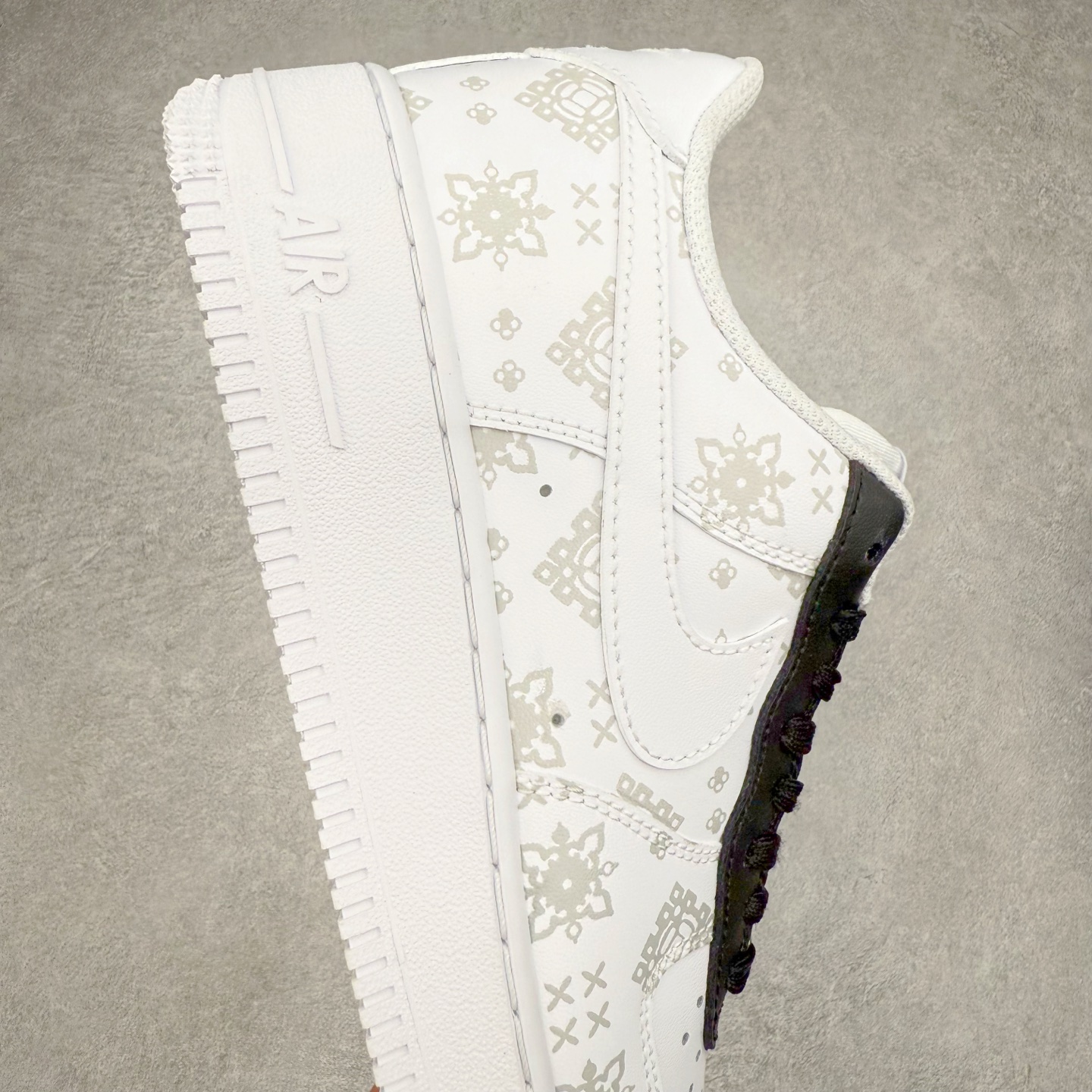 图片[6]-＃XT纯原 NK Air Force 1´07 Low 空军一号低帮百搭休闲运动板鞋 CW2288-111 顶级批次 2022全新楦头鞋型 鱼鳞大底 历时开发三个月 清洁度完美 二维码鞋标 内置芯片及solo气垫 大底高度及其弧度依照正品 钢印 logo刺绣 鞋口弧度 鞋头长度 鞋面冲孔 鞋垫背胶及钢印 完美鞋型对比正品 每一处都是细节满满 柔软、弹性十足的缓震性能和出色的中底设计 横跨复古与现代的外型结合 造就出风靡全球 三十多年的Force 1 直到今天还深受青睐 实拍调校N版已经零色差零失真 百分百还原实物色彩所见即所得 不存在货不对板色差等低级问题 选购参考实物拍摄 不混卖不参货 只用心做好货严格选品 承诺混一赔十 尺码：36 36.5 37.5 38 38.5 39 40 40.5 41 42 42.5 43 44 44.5 45-选品中心