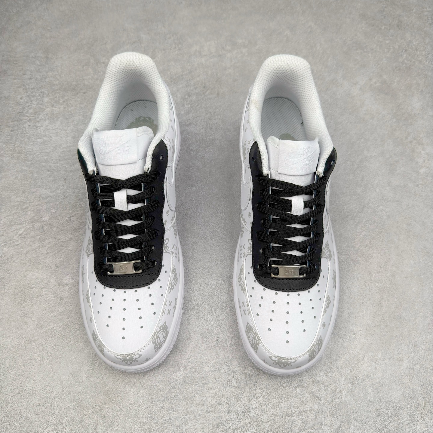 图片[2]-＃XT纯原 NK Air Force 1´07 Low 空军一号低帮百搭休闲运动板鞋 CW2288-111 顶级批次 2022全新楦头鞋型 鱼鳞大底 历时开发三个月 清洁度完美 二维码鞋标 内置芯片及solo气垫 大底高度及其弧度依照正品 钢印 logo刺绣 鞋口弧度 鞋头长度 鞋面冲孔 鞋垫背胶及钢印 完美鞋型对比正品 每一处都是细节满满 柔软、弹性十足的缓震性能和出色的中底设计 横跨复古与现代的外型结合 造就出风靡全球 三十多年的Force 1 直到今天还深受青睐 实拍调校N版已经零色差零失真 百分百还原实物色彩所见即所得 不存在货不对板色差等低级问题 选购参考实物拍摄 不混卖不参货 只用心做好货严格选品 承诺混一赔十 尺码：36 36.5 37.5 38 38.5 39 40 40.5 41 42 42.5 43 44 44.5 45-选品中心