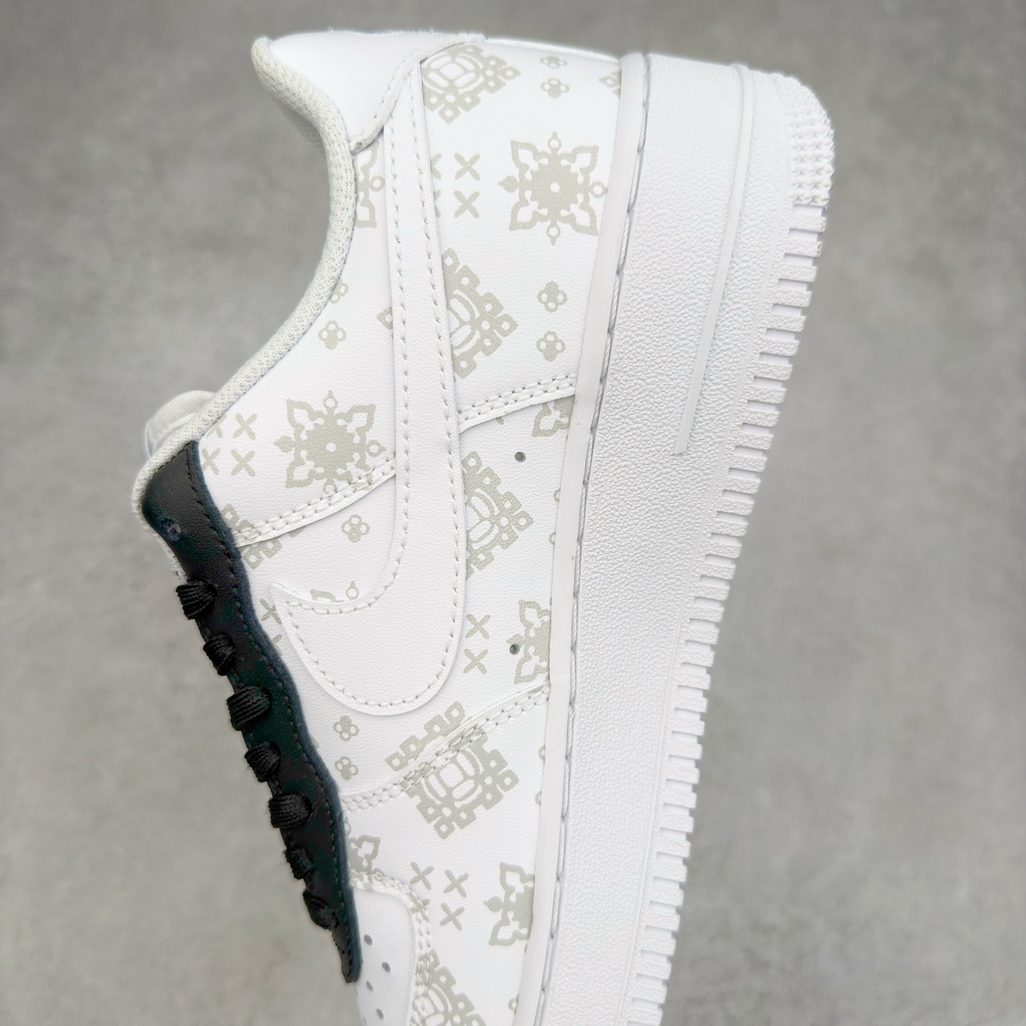 图片[7]-＃XT纯原 NK Air Force 1´07 Low 空军一号低帮百搭休闲运动板鞋 CW2288-111 顶级批次 2022全新楦头鞋型 鱼鳞大底 历时开发三个月 清洁度完美 二维码鞋标 内置芯片及solo气垫 大底高度及其弧度依照正品 钢印 logo刺绣 鞋口弧度 鞋头长度 鞋面冲孔 鞋垫背胶及钢印 完美鞋型对比正品 每一处都是细节满满 柔软、弹性十足的缓震性能和出色的中底设计 横跨复古与现代的外型结合 造就出风靡全球 三十多年的Force 1 直到今天还深受青睐 实拍调校N版已经零色差零失真 百分百还原实物色彩所见即所得 不存在货不对板色差等低级问题 选购参考实物拍摄 不混卖不参货 只用心做好货严格选品 承诺混一赔十 尺码：36 36.5 37.5 38 38.5 39 40 40.5 41 42 42.5 43 44 44.5 45-选品中心