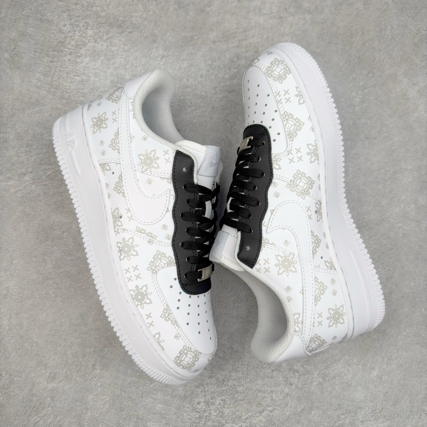 图片[3]-＃XT纯原 NK Air Force 1´07 Low 空军一号低帮百搭休闲运动板鞋 CW2288-111 顶级批次 2022全新楦头鞋型 鱼鳞大底 历时开发三个月 清洁度完美 二维码鞋标 内置芯片及solo气垫 大底高度及其弧度依照正品 钢印 logo刺绣 鞋口弧度 鞋头长度 鞋面冲孔 鞋垫背胶及钢印 完美鞋型对比正品 每一处都是细节满满 柔软、弹性十足的缓震性能和出色的中底设计 横跨复古与现代的外型结合 造就出风靡全球 三十多年的Force 1 直到今天还深受青睐 实拍调校N版已经零色差零失真 百分百还原实物色彩所见即所得 不存在货不对板色差等低级问题 选购参考实物拍摄 不混卖不参货 只用心做好货严格选品 承诺混一赔十 尺码：36 36.5 37.5 38 38.5 39 40 40.5 41 42 42.5 43 44 44.5 45-选品中心