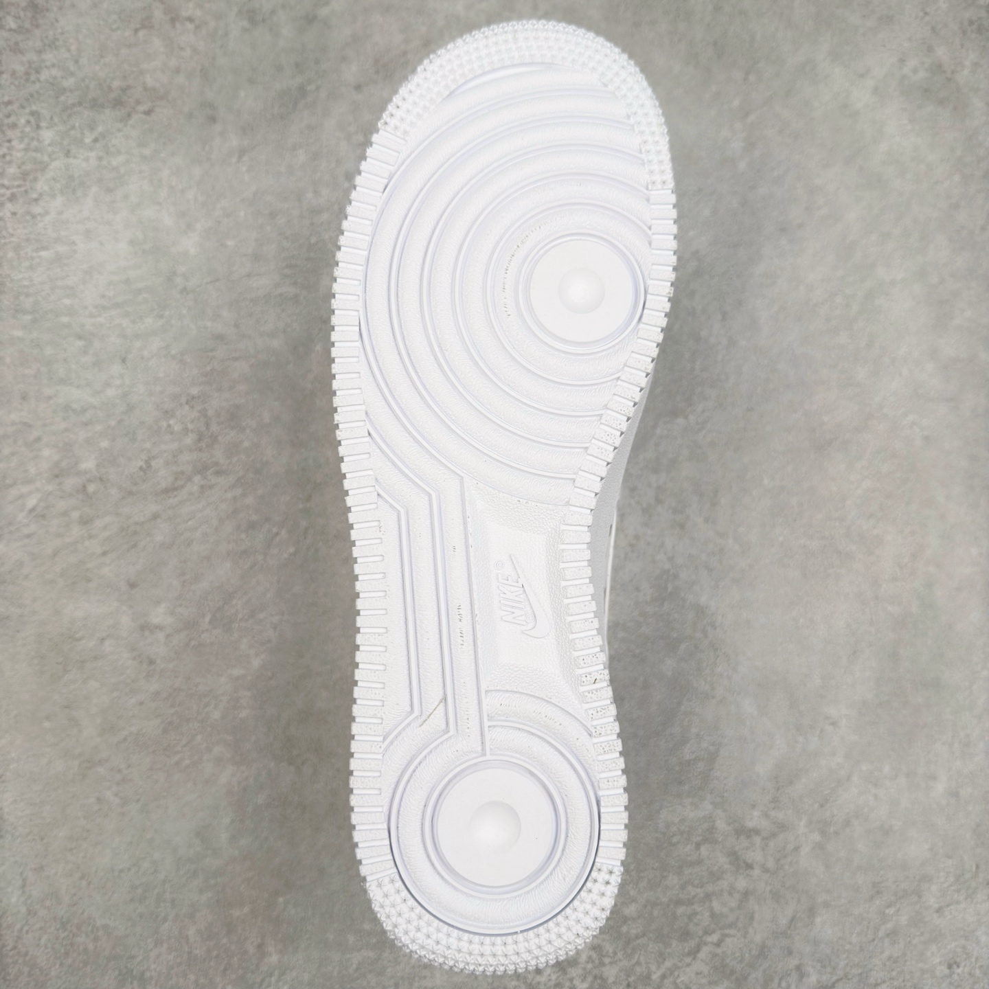 图片[9]-＃XT纯原 NK Air Force 1´07 Low 空军一号低帮百搭休闲运动板鞋 CW2288-111 顶级批次 2022全新楦头鞋型 鱼鳞大底 历时开发三个月 清洁度完美 二维码鞋标 内置芯片及solo气垫 大底高度及其弧度依照正品 钢印 logo刺绣 鞋口弧度 鞋头长度 鞋面冲孔 鞋垫背胶及钢印 完美鞋型对比正品 每一处都是细节满满 柔软、弹性十足的缓震性能和出色的中底设计 横跨复古与现代的外型结合 造就出风靡全球 三十多年的Force 1 直到今天还深受青睐 实拍调校N版已经零色差零失真 百分百还原实物色彩所见即所得 不存在货不对板色差等低级问题 选购参考实物拍摄 不混卖不参货 只用心做好货严格选品 承诺混一赔十 尺码：36 36.5 37.5 38 38.5 39 40 40.5 41 42 42.5 43 44 44.5 45-选品中心