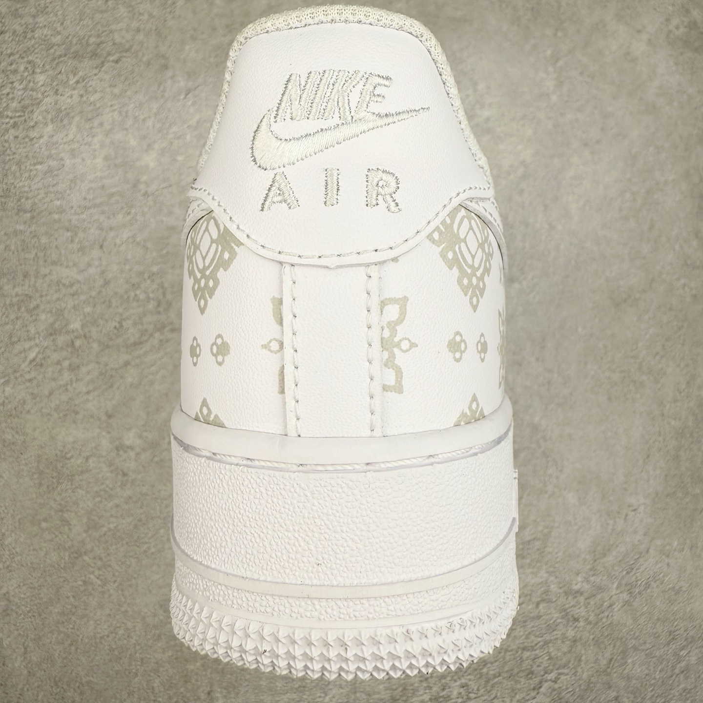 图片[8]-＃XT纯原 NK Air Force 1´07 Low 空军一号低帮百搭休闲运动板鞋 CW2288-111 顶级批次 2022全新楦头鞋型 鱼鳞大底 历时开发三个月 清洁度完美 二维码鞋标 内置芯片及solo气垫 大底高度及其弧度依照正品 钢印 logo刺绣 鞋口弧度 鞋头长度 鞋面冲孔 鞋垫背胶及钢印 完美鞋型对比正品 每一处都是细节满满 柔软、弹性十足的缓震性能和出色的中底设计 横跨复古与现代的外型结合 造就出风靡全球 三十多年的Force 1 直到今天还深受青睐 实拍调校N版已经零色差零失真 百分百还原实物色彩所见即所得 不存在货不对板色差等低级问题 选购参考实物拍摄 不混卖不参货 只用心做好货严格选品 承诺混一赔十 尺码：36 36.5 37.5 38 38.5 39 40 40.5 41 42 42.5 43 44 44.5 45-选品中心