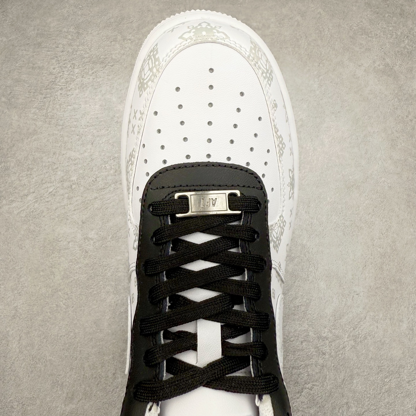 图片[4]-＃XT纯原 NK Air Force 1´07 Low 空军一号低帮百搭休闲运动板鞋 CW2288-111 顶级批次 2022全新楦头鞋型 鱼鳞大底 历时开发三个月 清洁度完美 二维码鞋标 内置芯片及solo气垫 大底高度及其弧度依照正品 钢印 logo刺绣 鞋口弧度 鞋头长度 鞋面冲孔 鞋垫背胶及钢印 完美鞋型对比正品 每一处都是细节满满 柔软、弹性十足的缓震性能和出色的中底设计 横跨复古与现代的外型结合 造就出风靡全球 三十多年的Force 1 直到今天还深受青睐 实拍调校N版已经零色差零失真 百分百还原实物色彩所见即所得 不存在货不对板色差等低级问题 选购参考实物拍摄 不混卖不参货 只用心做好货严格选品 承诺混一赔十 尺码：36 36.5 37.5 38 38.5 39 40 40.5 41 42 42.5 43 44 44.5 45-选品中心