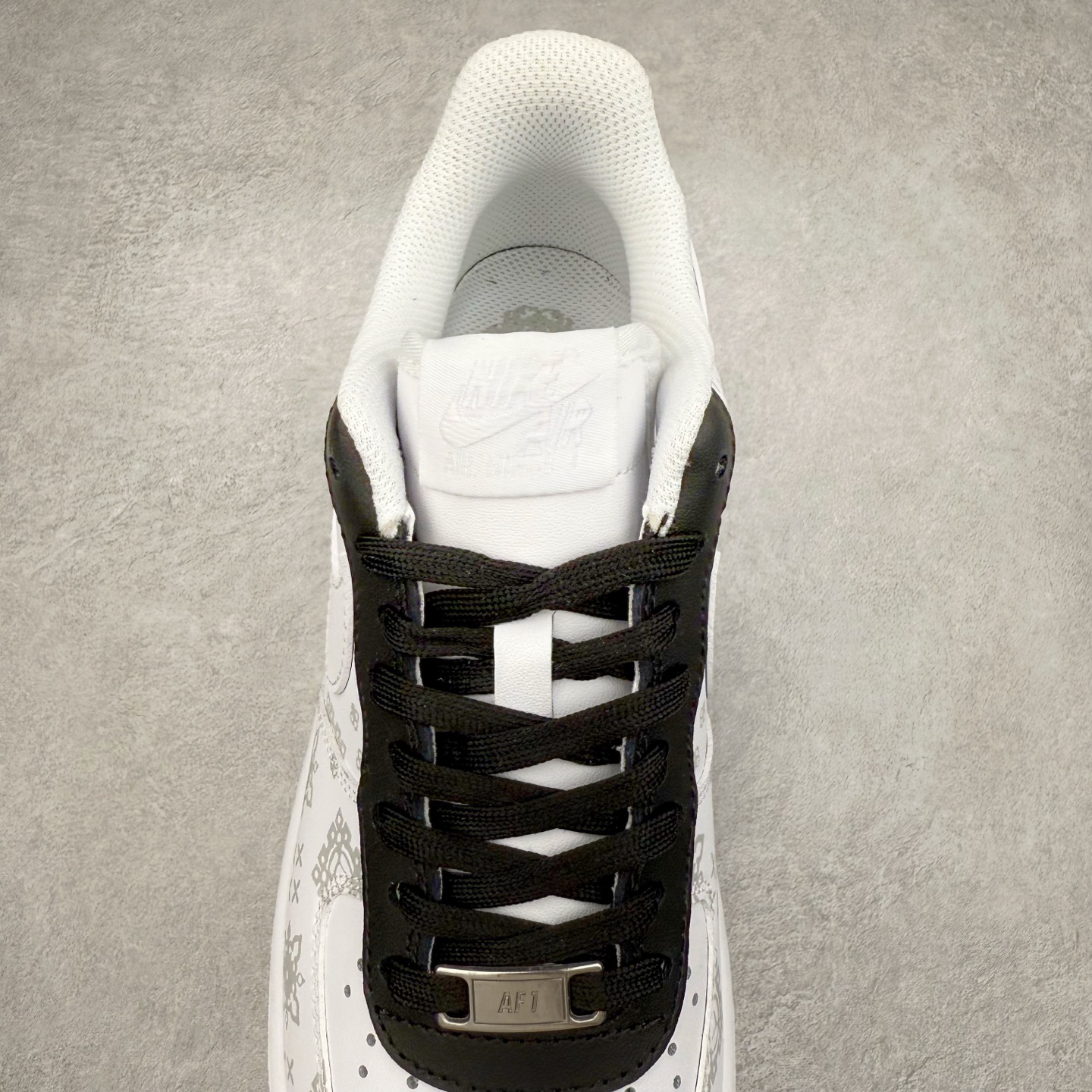 图片[5]-＃XT纯原 NK Air Force 1´07 Low 空军一号低帮百搭休闲运动板鞋 CW2288-111 顶级批次 2022全新楦头鞋型 鱼鳞大底 历时开发三个月 清洁度完美 二维码鞋标 内置芯片及solo气垫 大底高度及其弧度依照正品 钢印 logo刺绣 鞋口弧度 鞋头长度 鞋面冲孔 鞋垫背胶及钢印 完美鞋型对比正品 每一处都是细节满满 柔软、弹性十足的缓震性能和出色的中底设计 横跨复古与现代的外型结合 造就出风靡全球 三十多年的Force 1 直到今天还深受青睐 实拍调校N版已经零色差零失真 百分百还原实物色彩所见即所得 不存在货不对板色差等低级问题 选购参考实物拍摄 不混卖不参货 只用心做好货严格选品 承诺混一赔十 尺码：36 36.5 37.5 38 38.5 39 40 40.5 41 42 42.5 43 44 44.5 45-选品中心