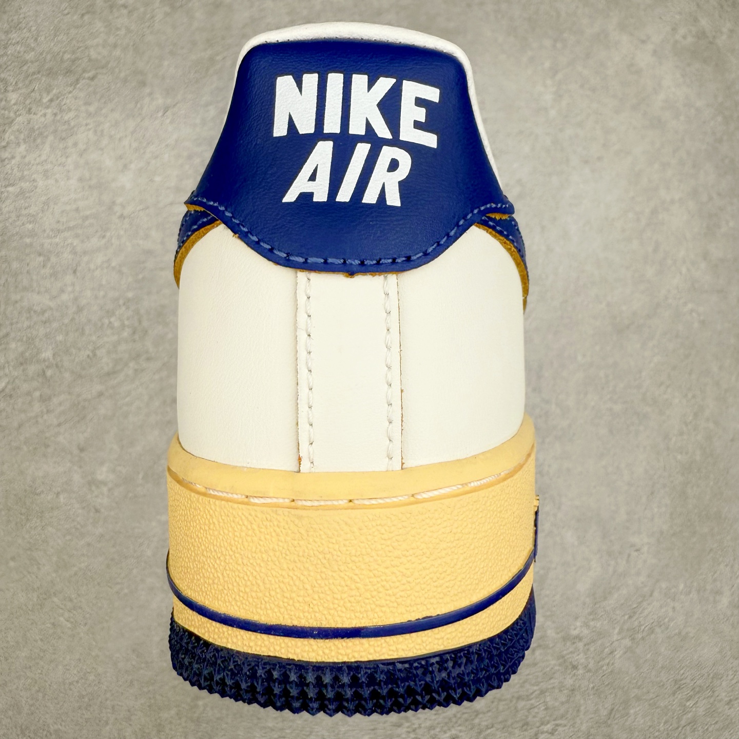 图片[8]-＃XT纯原 NK Air Force 1´07 Low 空军一号低帮百搭休闲运动板鞋 FQ8103-133 顶级批次 2022全新楦头鞋型 鱼鳞大底 历时开发三个月 清洁度完美 二维码鞋标 内置芯片及solo气垫 大底高度及其弧度依照正品 钢印 logo刺绣 鞋口弧度 鞋头长度 鞋面冲孔 鞋垫背胶及钢印 完美鞋型对比正品 每一处都是细节满满 柔软、弹性十足的缓震性能和出色的中底设计 横跨复古与现代的外型结合 造就出风靡全球 三十多年的Force 1 直到今天还深受青睐 实拍调校N版已经零色差零失真 百分百还原实物色彩所见即所得 不存在货不对板色差等低级问题 选购参考实物拍摄 不混卖不参货 只用心做好货严格选品 承诺混一赔十 尺码：36 36.5 37.5 38 38.5 39 40 40.5 41 42 42.5 43 44 44.5 45-选品中心