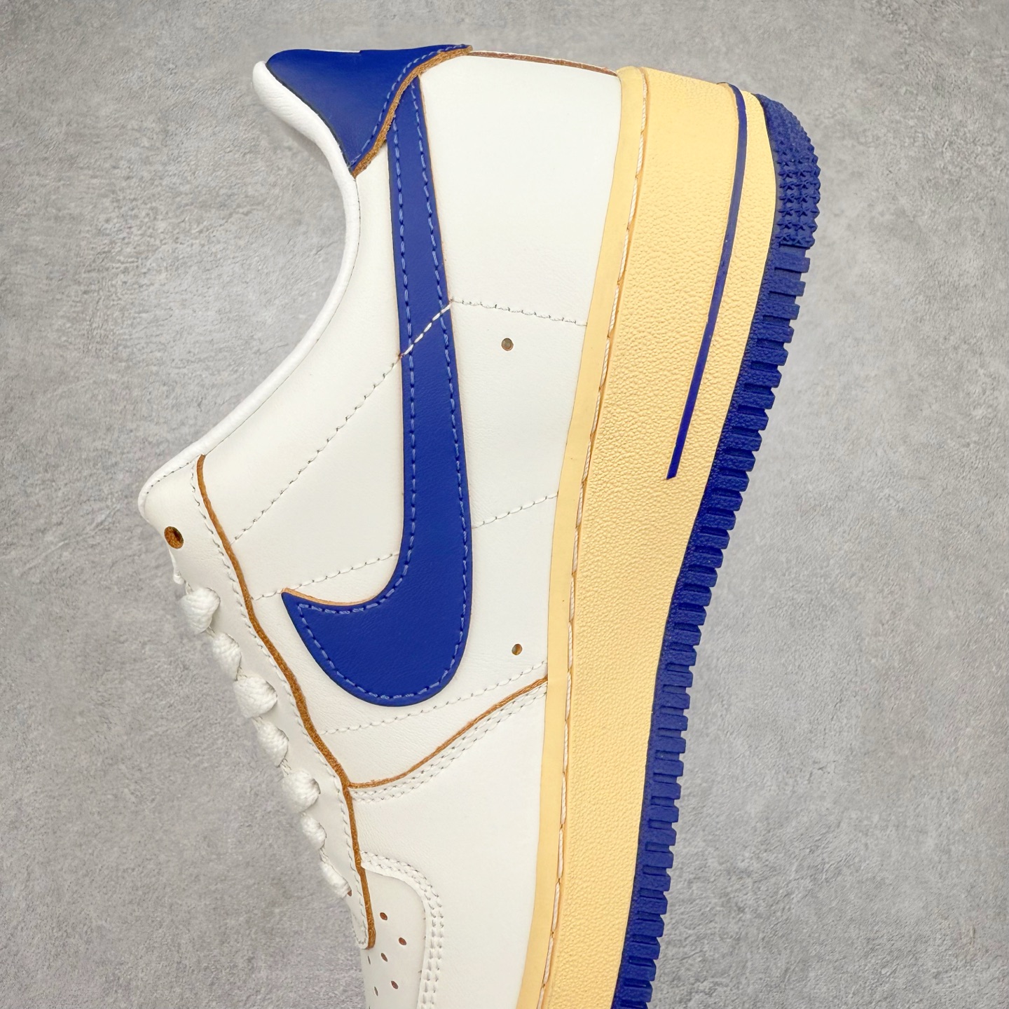 图片[7]-＃XT纯原 NK Air Force 1´07 Low 空军一号低帮百搭休闲运动板鞋 FQ8103-133 顶级批次 2022全新楦头鞋型 鱼鳞大底 历时开发三个月 清洁度完美 二维码鞋标 内置芯片及solo气垫 大底高度及其弧度依照正品 钢印 logo刺绣 鞋口弧度 鞋头长度 鞋面冲孔 鞋垫背胶及钢印 完美鞋型对比正品 每一处都是细节满满 柔软、弹性十足的缓震性能和出色的中底设计 横跨复古与现代的外型结合 造就出风靡全球 三十多年的Force 1 直到今天还深受青睐 实拍调校N版已经零色差零失真 百分百还原实物色彩所见即所得 不存在货不对板色差等低级问题 选购参考实物拍摄 不混卖不参货 只用心做好货严格选品 承诺混一赔十 尺码：36 36.5 37.5 38 38.5 39 40 40.5 41 42 42.5 43 44 44.5 45-选品中心