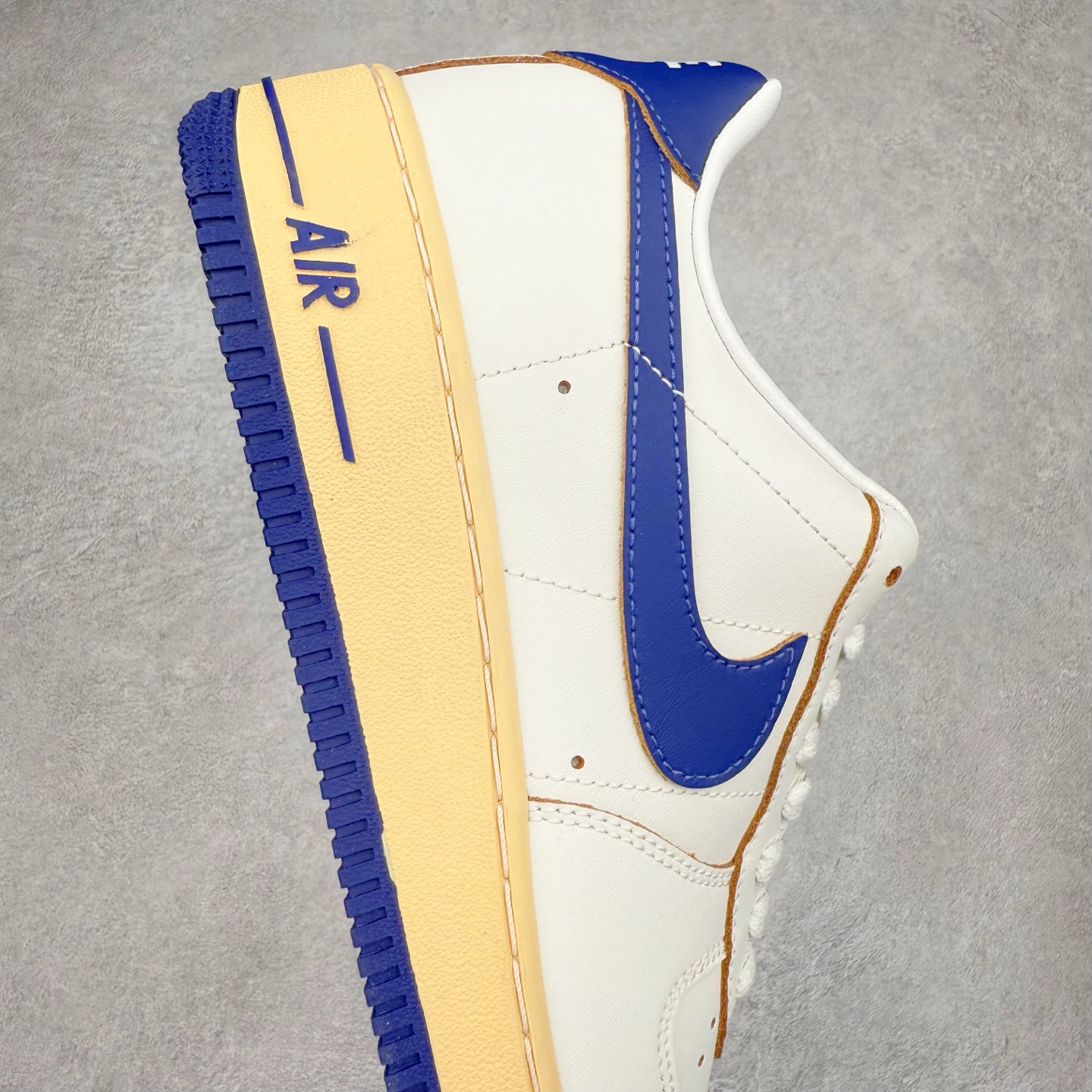 图片[6]-＃XT纯原 NK Air Force 1´07 Low 空军一号低帮百搭休闲运动板鞋 FQ8103-133 顶级批次 2022全新楦头鞋型 鱼鳞大底 历时开发三个月 清洁度完美 二维码鞋标 内置芯片及solo气垫 大底高度及其弧度依照正品 钢印 logo刺绣 鞋口弧度 鞋头长度 鞋面冲孔 鞋垫背胶及钢印 完美鞋型对比正品 每一处都是细节满满 柔软、弹性十足的缓震性能和出色的中底设计 横跨复古与现代的外型结合 造就出风靡全球 三十多年的Force 1 直到今天还深受青睐 实拍调校N版已经零色差零失真 百分百还原实物色彩所见即所得 不存在货不对板色差等低级问题 选购参考实物拍摄 不混卖不参货 只用心做好货严格选品 承诺混一赔十 尺码：36 36.5 37.5 38 38.5 39 40 40.5 41 42 42.5 43 44 44.5 45-选品中心