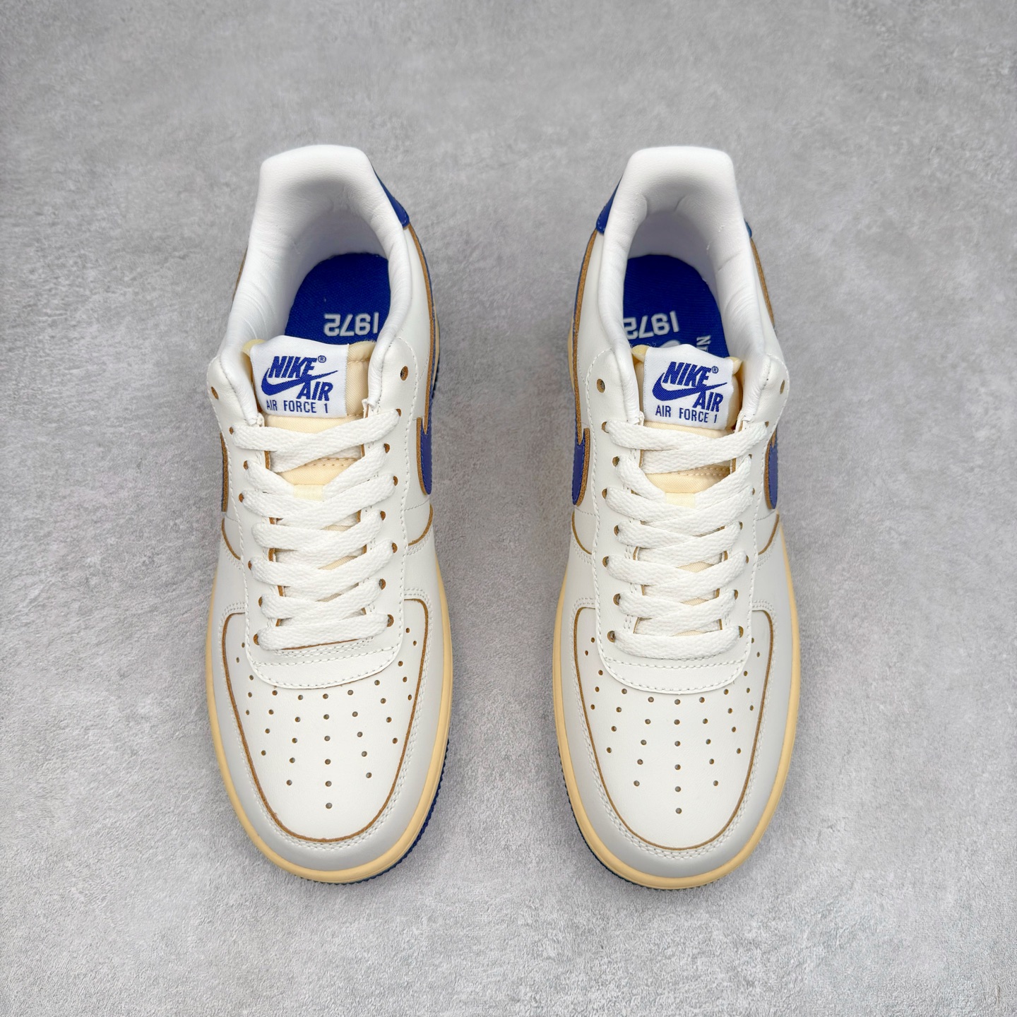 图片[2]-＃XT纯原 NK Air Force 1´07 Low 空军一号低帮百搭休闲运动板鞋 FQ8103-133 顶级批次 2022全新楦头鞋型 鱼鳞大底 历时开发三个月 清洁度完美 二维码鞋标 内置芯片及solo气垫 大底高度及其弧度依照正品 钢印 logo刺绣 鞋口弧度 鞋头长度 鞋面冲孔 鞋垫背胶及钢印 完美鞋型对比正品 每一处都是细节满满 柔软、弹性十足的缓震性能和出色的中底设计 横跨复古与现代的外型结合 造就出风靡全球 三十多年的Force 1 直到今天还深受青睐 实拍调校N版已经零色差零失真 百分百还原实物色彩所见即所得 不存在货不对板色差等低级问题 选购参考实物拍摄 不混卖不参货 只用心做好货严格选品 承诺混一赔十 尺码：36 36.5 37.5 38 38.5 39 40 40.5 41 42 42.5 43 44 44.5 45-选品中心