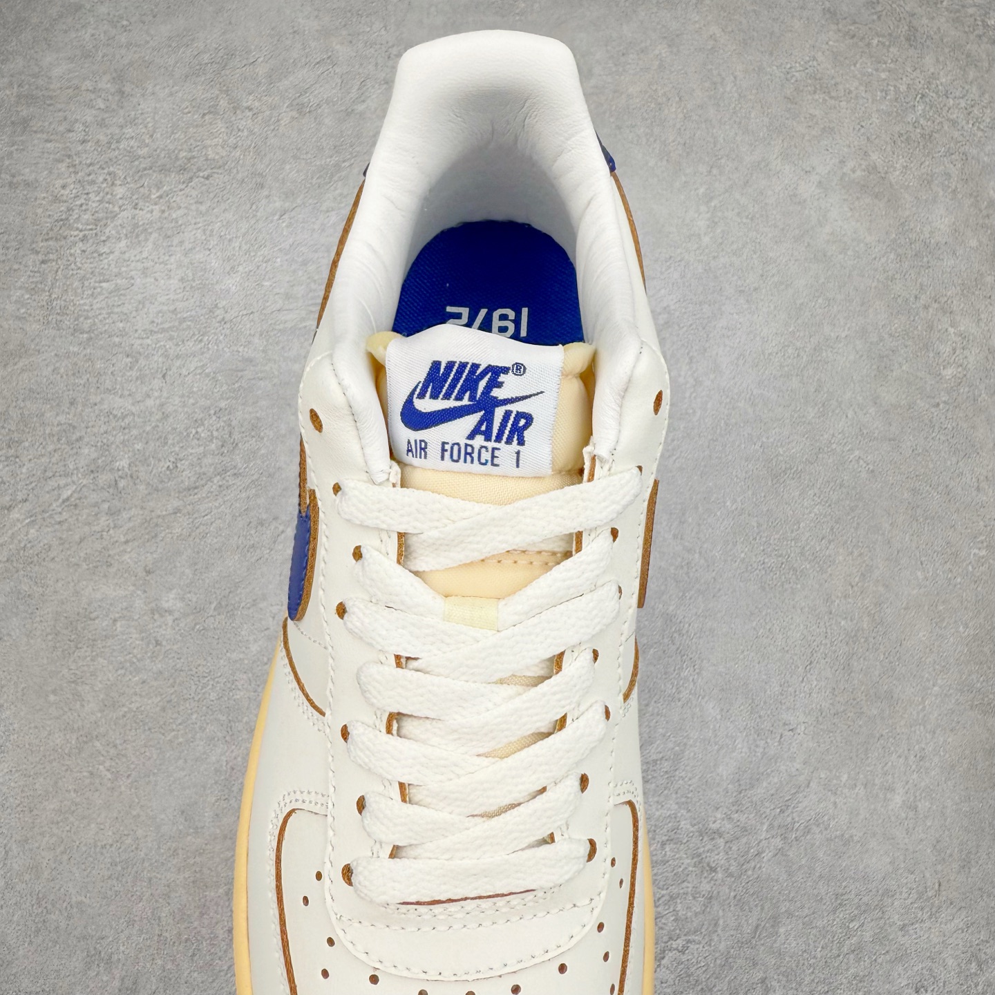 图片[5]-＃XT纯原 NK Air Force 1´07 Low 空军一号低帮百搭休闲运动板鞋 FQ8103-133 顶级批次 2022全新楦头鞋型 鱼鳞大底 历时开发三个月 清洁度完美 二维码鞋标 内置芯片及solo气垫 大底高度及其弧度依照正品 钢印 logo刺绣 鞋口弧度 鞋头长度 鞋面冲孔 鞋垫背胶及钢印 完美鞋型对比正品 每一处都是细节满满 柔软、弹性十足的缓震性能和出色的中底设计 横跨复古与现代的外型结合 造就出风靡全球 三十多年的Force 1 直到今天还深受青睐 实拍调校N版已经零色差零失真 百分百还原实物色彩所见即所得 不存在货不对板色差等低级问题 选购参考实物拍摄 不混卖不参货 只用心做好货严格选品 承诺混一赔十 尺码：36 36.5 37.5 38 38.5 39 40 40.5 41 42 42.5 43 44 44.5 45-选品中心