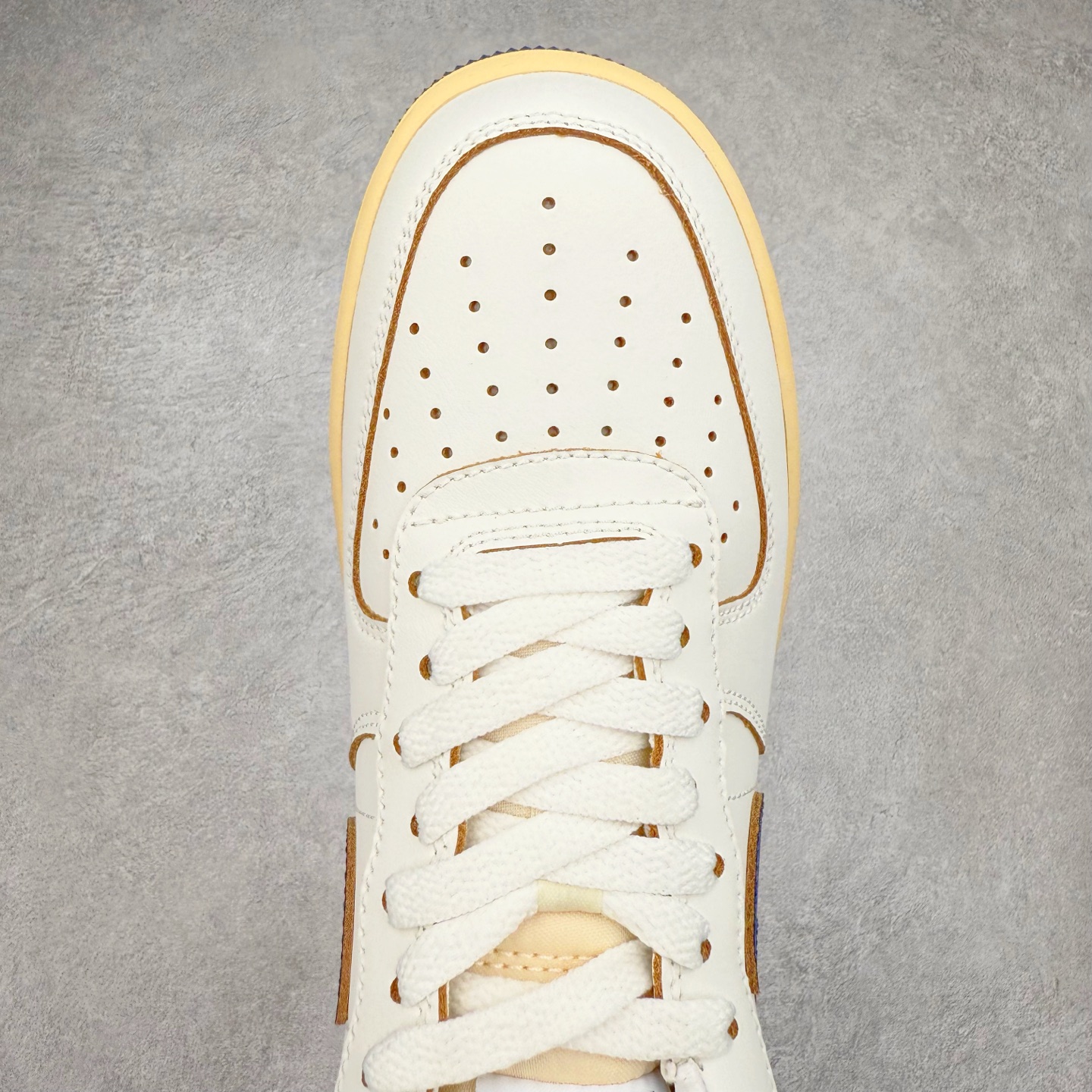 图片[4]-＃XT纯原 NK Air Force 1´07 Low 空军一号低帮百搭休闲运动板鞋 FQ8103-133 顶级批次 2022全新楦头鞋型 鱼鳞大底 历时开发三个月 清洁度完美 二维码鞋标 内置芯片及solo气垫 大底高度及其弧度依照正品 钢印 logo刺绣 鞋口弧度 鞋头长度 鞋面冲孔 鞋垫背胶及钢印 完美鞋型对比正品 每一处都是细节满满 柔软、弹性十足的缓震性能和出色的中底设计 横跨复古与现代的外型结合 造就出风靡全球 三十多年的Force 1 直到今天还深受青睐 实拍调校N版已经零色差零失真 百分百还原实物色彩所见即所得 不存在货不对板色差等低级问题 选购参考实物拍摄 不混卖不参货 只用心做好货严格选品 承诺混一赔十 尺码：36 36.5 37.5 38 38.5 39 40 40.5 41 42 42.5 43 44 44.5 45-选品中心