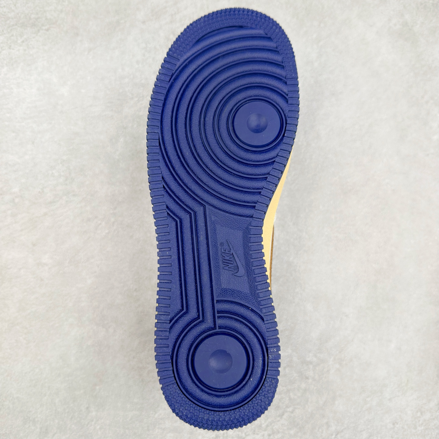 图片[9]-＃XT纯原 NK Air Force 1´07 Low 空军一号低帮百搭休闲运动板鞋 FQ8103-133 顶级批次 2022全新楦头鞋型 鱼鳞大底 历时开发三个月 清洁度完美 二维码鞋标 内置芯片及solo气垫 大底高度及其弧度依照正品 钢印 logo刺绣 鞋口弧度 鞋头长度 鞋面冲孔 鞋垫背胶及钢印 完美鞋型对比正品 每一处都是细节满满 柔软、弹性十足的缓震性能和出色的中底设计 横跨复古与现代的外型结合 造就出风靡全球 三十多年的Force 1 直到今天还深受青睐 实拍调校N版已经零色差零失真 百分百还原实物色彩所见即所得 不存在货不对板色差等低级问题 选购参考实物拍摄 不混卖不参货 只用心做好货严格选品 承诺混一赔十 尺码：36 36.5 37.5 38 38.5 39 40 40.5 41 42 42.5 43 44 44.5 45-选品中心