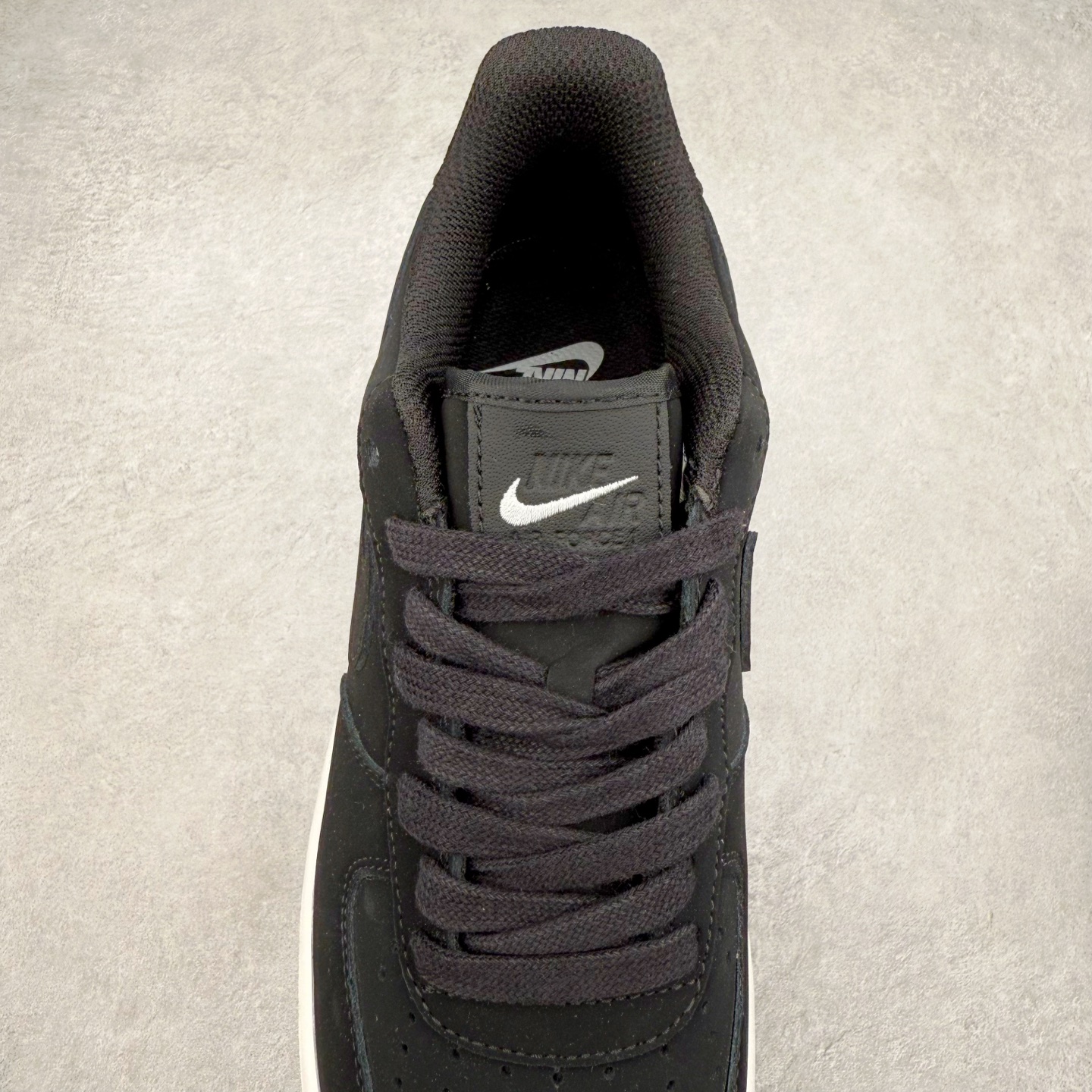 图片[5]-＃XT纯原 NK Air Force 1´07 Low 空军一号低帮百搭休闲运动板鞋 DQ8571-001 顶级批次 2022全新楦头鞋型 鱼鳞大底 历时开发三个月 清洁度完美 二维码鞋标 内置芯片及solo气垫 大底高度及其弧度依照正品 钢印 logo刺绣 鞋口弧度 鞋头长度 鞋面冲孔 鞋垫背胶及钢印 完美鞋型对比正品 每一处都是细节满满 柔软、弹性十足的缓震性能和出色的中底设计 横跨复古与现代的外型结合 造就出风靡全球 三十多年的Force 1 直到今天还深受青睐 实拍调校N版已经零色差零失真 百分百还原实物色彩所见即所得 不存在货不对板色差等低级问题 选购参考实物拍摄 不混卖不参货 只用心做好货严格选品 承诺混一赔十 尺码：36 36.5 37.5 38 38.5 39 40 40.5 41 42 42.5 43 44 44.5 45-选品中心