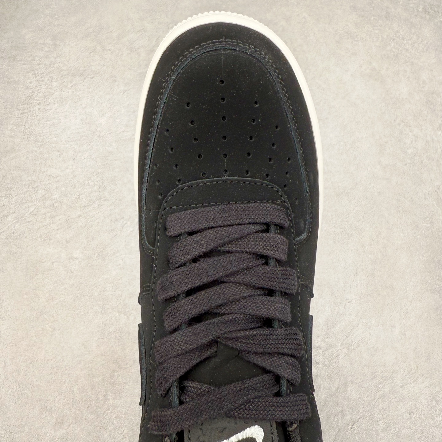 图片[4]-＃XT纯原 NK Air Force 1´07 Low 空军一号低帮百搭休闲运动板鞋 DQ8571-001 顶级批次 2022全新楦头鞋型 鱼鳞大底 历时开发三个月 清洁度完美 二维码鞋标 内置芯片及solo气垫 大底高度及其弧度依照正品 钢印 logo刺绣 鞋口弧度 鞋头长度 鞋面冲孔 鞋垫背胶及钢印 完美鞋型对比正品 每一处都是细节满满 柔软、弹性十足的缓震性能和出色的中底设计 横跨复古与现代的外型结合 造就出风靡全球 三十多年的Force 1 直到今天还深受青睐 实拍调校N版已经零色差零失真 百分百还原实物色彩所见即所得 不存在货不对板色差等低级问题 选购参考实物拍摄 不混卖不参货 只用心做好货严格选品 承诺混一赔十 尺码：36 36.5 37.5 38 38.5 39 40 40.5 41 42 42.5 43 44 44.5 45-选品中心