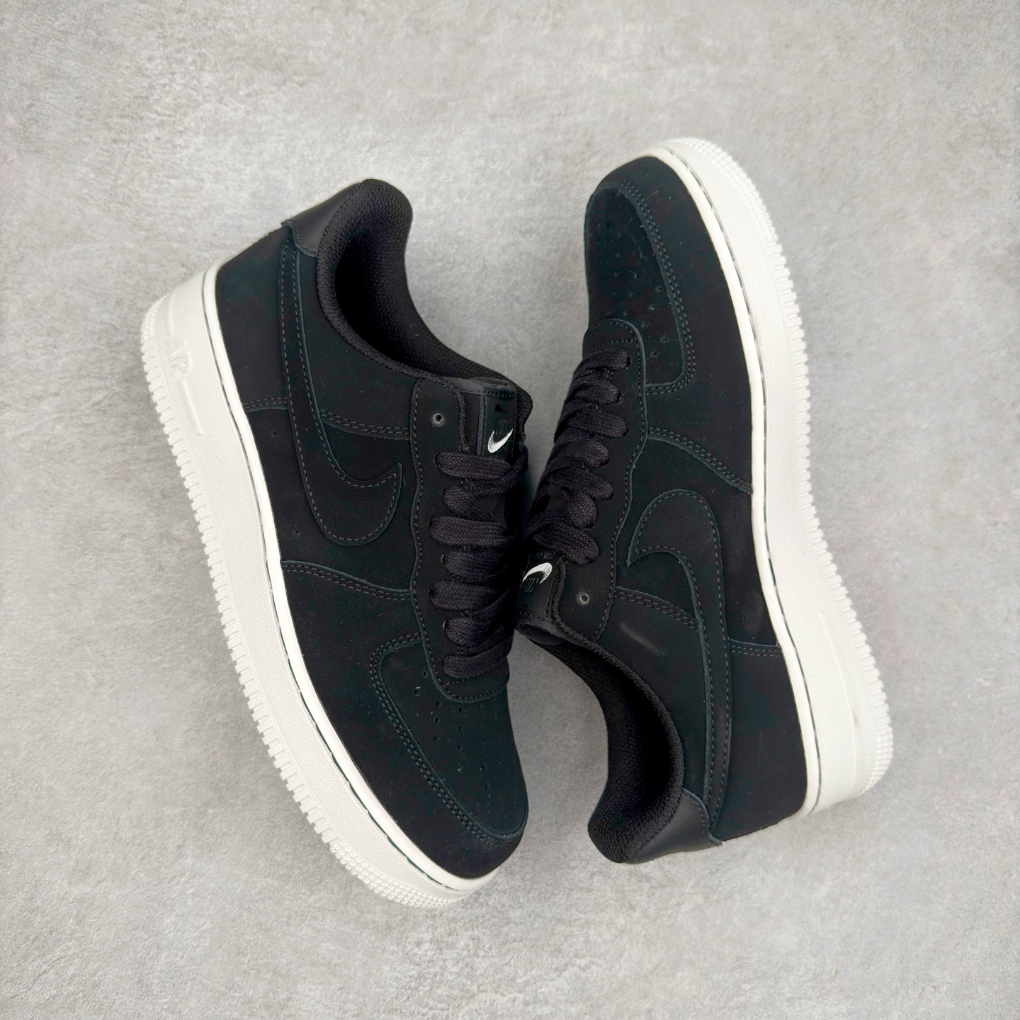 图片[3]-＃XT纯原 NK Air Force 1´07 Low 空军一号低帮百搭休闲运动板鞋 DQ8571-001 顶级批次 2022全新楦头鞋型 鱼鳞大底 历时开发三个月 清洁度完美 二维码鞋标 内置芯片及solo气垫 大底高度及其弧度依照正品 钢印 logo刺绣 鞋口弧度 鞋头长度 鞋面冲孔 鞋垫背胶及钢印 完美鞋型对比正品 每一处都是细节满满 柔软、弹性十足的缓震性能和出色的中底设计 横跨复古与现代的外型结合 造就出风靡全球 三十多年的Force 1 直到今天还深受青睐 实拍调校N版已经零色差零失真 百分百还原实物色彩所见即所得 不存在货不对板色差等低级问题 选购参考实物拍摄 不混卖不参货 只用心做好货严格选品 承诺混一赔十 尺码：36 36.5 37.5 38 38.5 39 40 40.5 41 42 42.5 43 44 44.5 45-选品中心