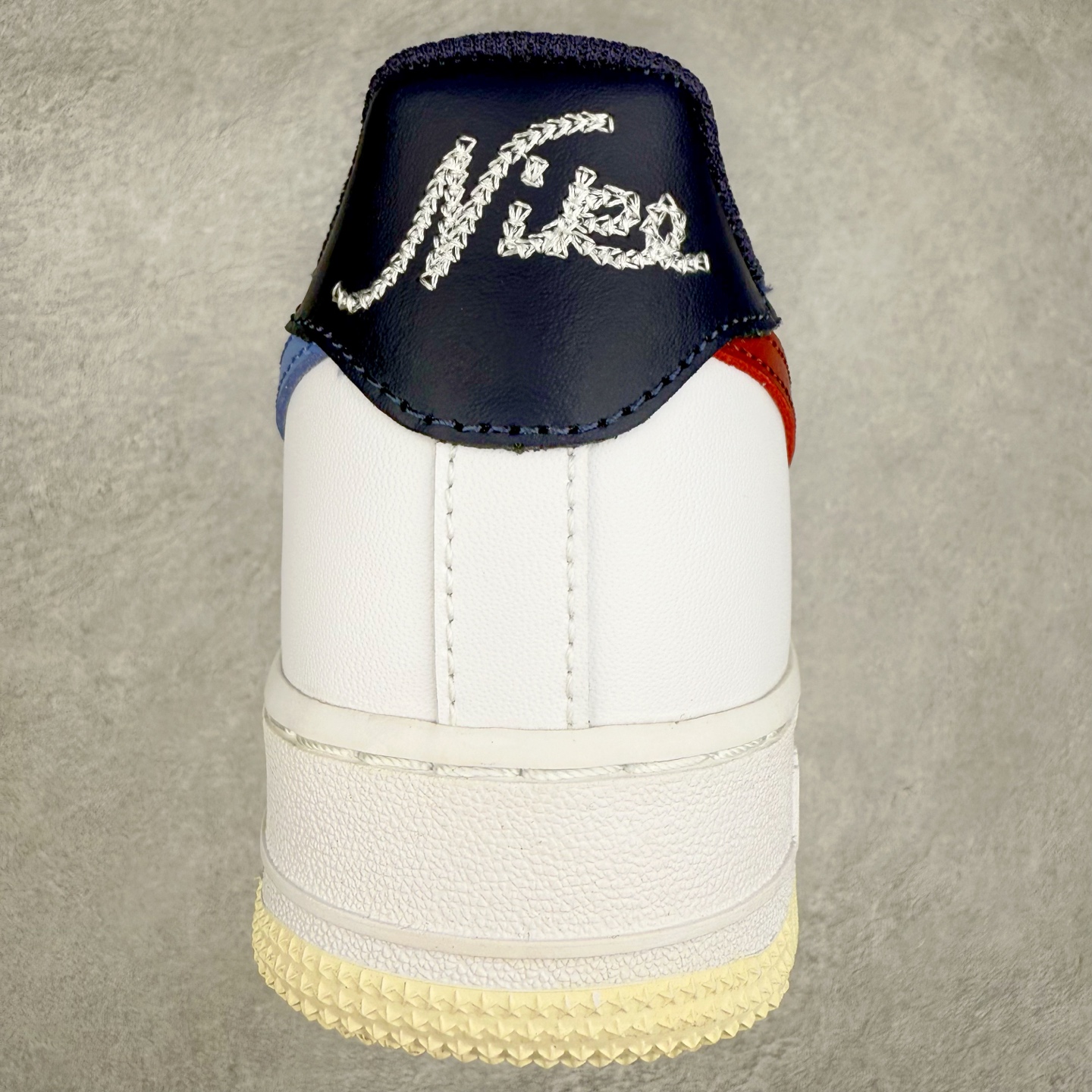 图片[8]-＃XT纯原 NK Air Force 1´07 Low 空军一号低帮百搭休闲运动板鞋 FV8105-161 顶级批次 2022全新楦头鞋型 鱼鳞大底 历时开发三个月 清洁度完美 二维码鞋标 内置芯片及solo气垫 大底高度及其弧度依照正品 钢印 logo刺绣 鞋口弧度 鞋头长度 鞋面冲孔 鞋垫背胶及钢印 完美鞋型对比正品 每一处都是细节满满 柔软、弹性十足的缓震性能和出色的中底设计 横跨复古与现代的外型结合 造就出风靡全球 三十多年的Force 1 直到今天还深受青睐 实拍调校N版已经零色差零失真 百分百还原实物色彩所见即所得 不存在货不对板色差等低级问题 选购参考实物拍摄 不混卖不参货 只用心做好货严格选品 承诺混一赔十 尺码：36 36.5 37.5 38 38.5 39 40 40.5 41 42 42.5 43 44 44.5 45-选品中心