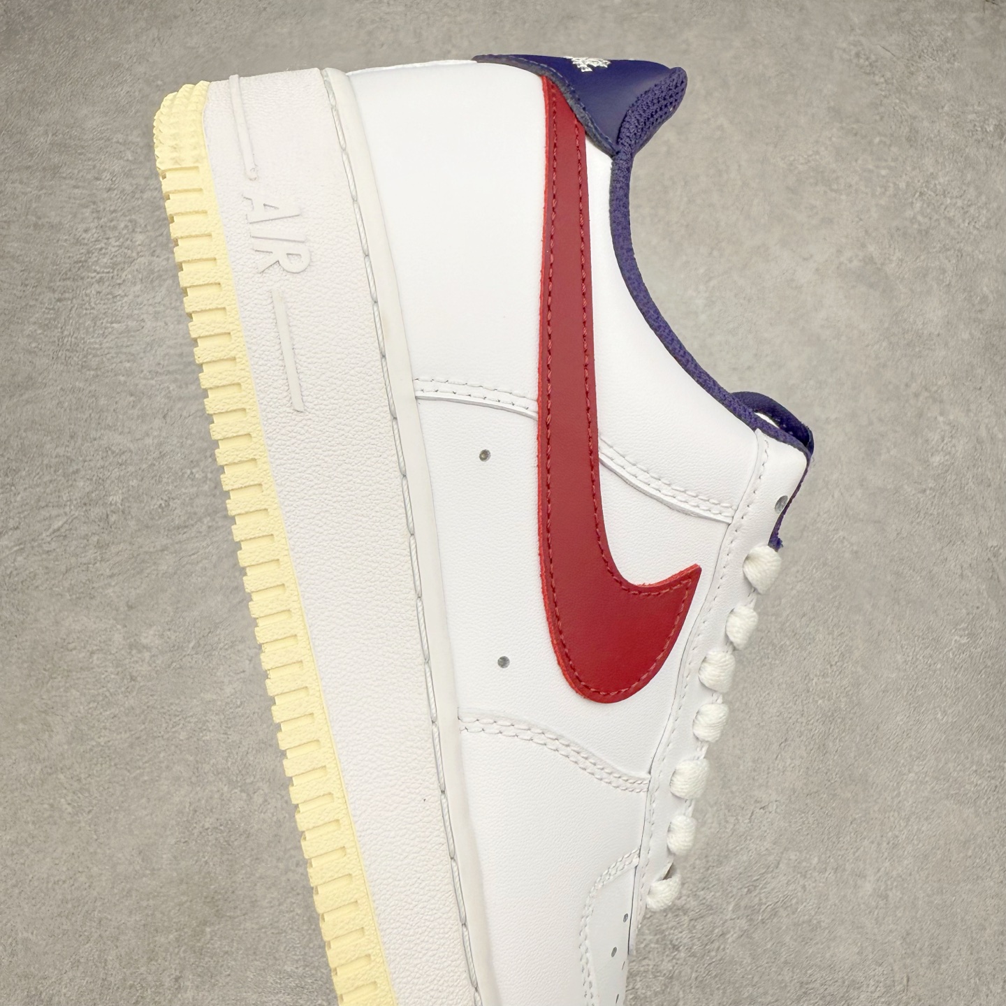 图片[6]-＃XT纯原 NK Air Force 1´07 Low 空军一号低帮百搭休闲运动板鞋 FV8105-161 顶级批次 2022全新楦头鞋型 鱼鳞大底 历时开发三个月 清洁度完美 二维码鞋标 内置芯片及solo气垫 大底高度及其弧度依照正品 钢印 logo刺绣 鞋口弧度 鞋头长度 鞋面冲孔 鞋垫背胶及钢印 完美鞋型对比正品 每一处都是细节满满 柔软、弹性十足的缓震性能和出色的中底设计 横跨复古与现代的外型结合 造就出风靡全球 三十多年的Force 1 直到今天还深受青睐 实拍调校N版已经零色差零失真 百分百还原实物色彩所见即所得 不存在货不对板色差等低级问题 选购参考实物拍摄 不混卖不参货 只用心做好货严格选品 承诺混一赔十 尺码：36 36.5 37.5 38 38.5 39 40 40.5 41 42 42.5 43 44 44.5 45-选品中心