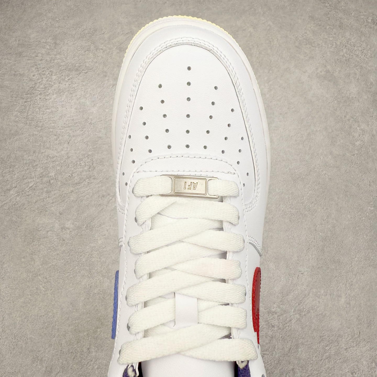 图片[4]-＃XT纯原 NK Air Force 1´07 Low 空军一号低帮百搭休闲运动板鞋 FV8105-161 顶级批次 2022全新楦头鞋型 鱼鳞大底 历时开发三个月 清洁度完美 二维码鞋标 内置芯片及solo气垫 大底高度及其弧度依照正品 钢印 logo刺绣 鞋口弧度 鞋头长度 鞋面冲孔 鞋垫背胶及钢印 完美鞋型对比正品 每一处都是细节满满 柔软、弹性十足的缓震性能和出色的中底设计 横跨复古与现代的外型结合 造就出风靡全球 三十多年的Force 1 直到今天还深受青睐 实拍调校N版已经零色差零失真 百分百还原实物色彩所见即所得 不存在货不对板色差等低级问题 选购参考实物拍摄 不混卖不参货 只用心做好货严格选品 承诺混一赔十 尺码：36 36.5 37.5 38 38.5 39 40 40.5 41 42 42.5 43 44 44.5 45-选品中心