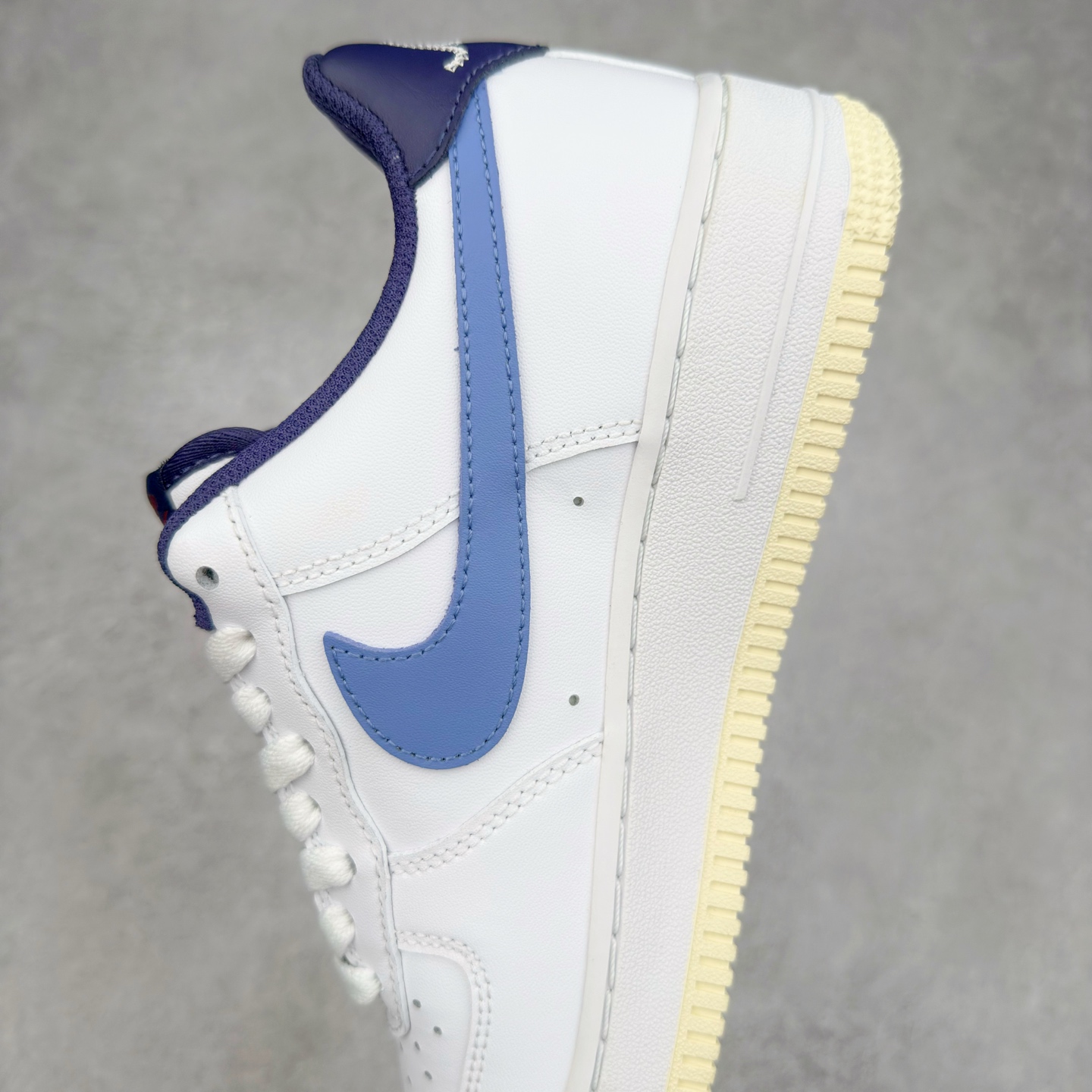 图片[7]-＃XT纯原 NK Air Force 1´07 Low 空军一号低帮百搭休闲运动板鞋 FV8105-161 顶级批次 2022全新楦头鞋型 鱼鳞大底 历时开发三个月 清洁度完美 二维码鞋标 内置芯片及solo气垫 大底高度及其弧度依照正品 钢印 logo刺绣 鞋口弧度 鞋头长度 鞋面冲孔 鞋垫背胶及钢印 完美鞋型对比正品 每一处都是细节满满 柔软、弹性十足的缓震性能和出色的中底设计 横跨复古与现代的外型结合 造就出风靡全球 三十多年的Force 1 直到今天还深受青睐 实拍调校N版已经零色差零失真 百分百还原实物色彩所见即所得 不存在货不对板色差等低级问题 选购参考实物拍摄 不混卖不参货 只用心做好货严格选品 承诺混一赔十 尺码：36 36.5 37.5 38 38.5 39 40 40.5 41 42 42.5 43 44 44.5 45-选品中心