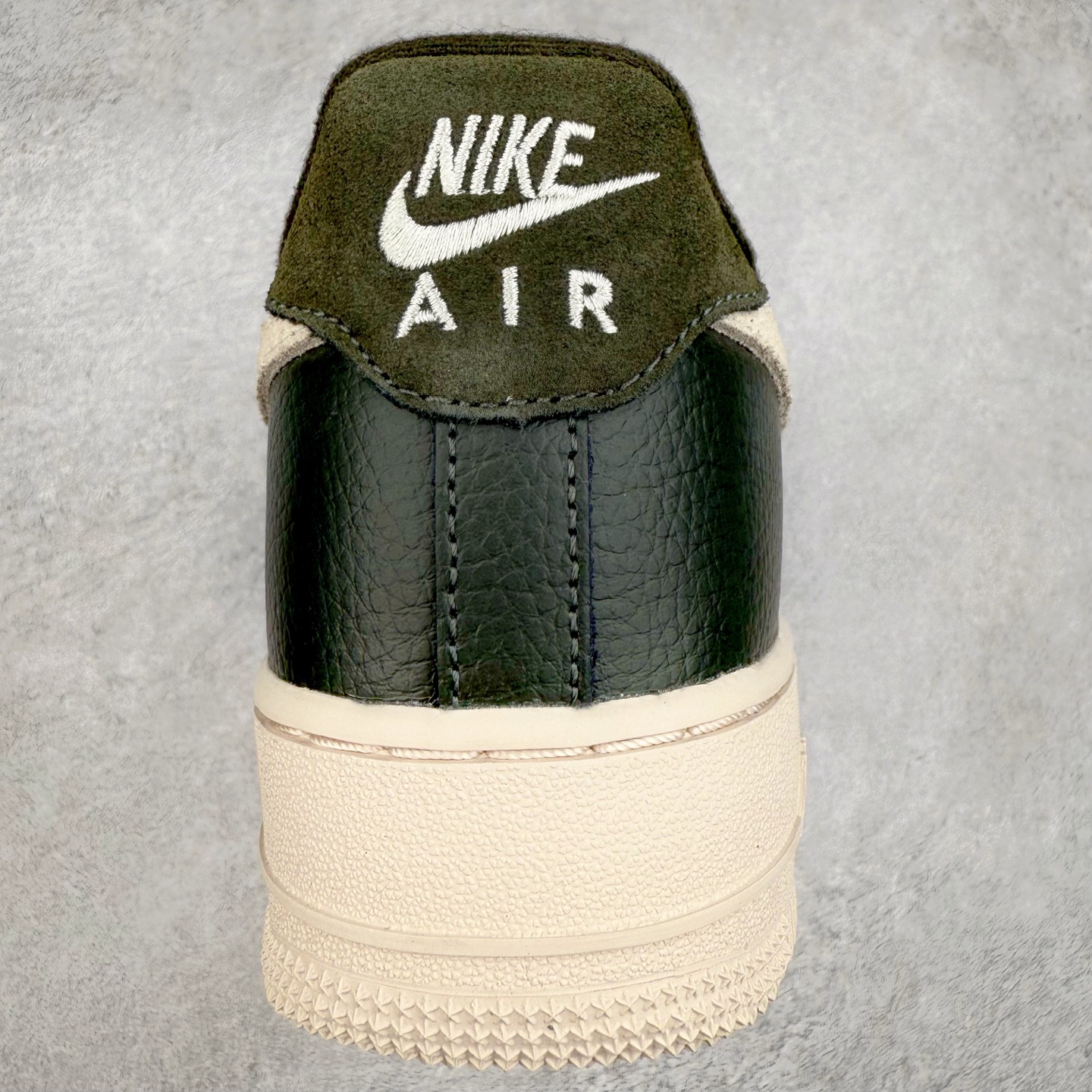 图片[8]-＃XT纯原 NK Air Force 1´07 Low 空军一号低帮百搭休闲运动板鞋 DV7186-301 顶级批次 2022全新楦头鞋型 鱼鳞大底 历时开发三个月 清洁度完美 二维码鞋标 内置芯片及solo气垫 大底高度及其弧度依照正品 钢印 logo刺绣 鞋口弧度 鞋头长度 鞋面冲孔 鞋垫背胶及钢印 完美鞋型对比正品 每一处都是细节满满 柔软、弹性十足的缓震性能和出色的中底设计 横跨复古与现代的外型结合 造就出风靡全球 三十多年的Force 1 直到今天还深受青睐 实拍调校N版已经零色差零失真 百分百还原实物色彩所见即所得 不存在货不对板色差等低级问题 选购参考实物拍摄 不混卖不参货 只用心做好货严格选品 承诺混一赔十 尺码：36 36.5 37.5 38 38.5 39 40 40.5 41 42 42.5 43 44 44.5 45-选品中心