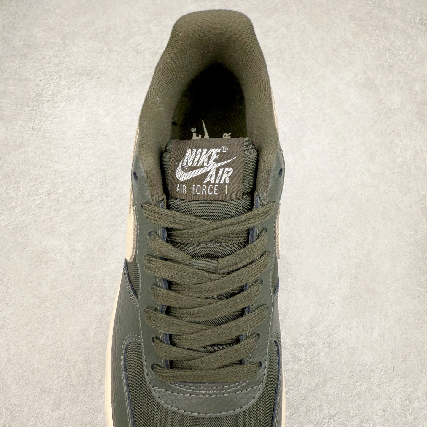 图片[5]-＃XT纯原 NK Air Force 1´07 Low 空军一号低帮百搭休闲运动板鞋 DV7186-301 顶级批次 2022全新楦头鞋型 鱼鳞大底 历时开发三个月 清洁度完美 二维码鞋标 内置芯片及solo气垫 大底高度及其弧度依照正品 钢印 logo刺绣 鞋口弧度 鞋头长度 鞋面冲孔 鞋垫背胶及钢印 完美鞋型对比正品 每一处都是细节满满 柔软、弹性十足的缓震性能和出色的中底设计 横跨复古与现代的外型结合 造就出风靡全球 三十多年的Force 1 直到今天还深受青睐 实拍调校N版已经零色差零失真 百分百还原实物色彩所见即所得 不存在货不对板色差等低级问题 选购参考实物拍摄 不混卖不参货 只用心做好货严格选品 承诺混一赔十 尺码：36 36.5 37.5 38 38.5 39 40 40.5 41 42 42.5 43 44 44.5 45-选品中心