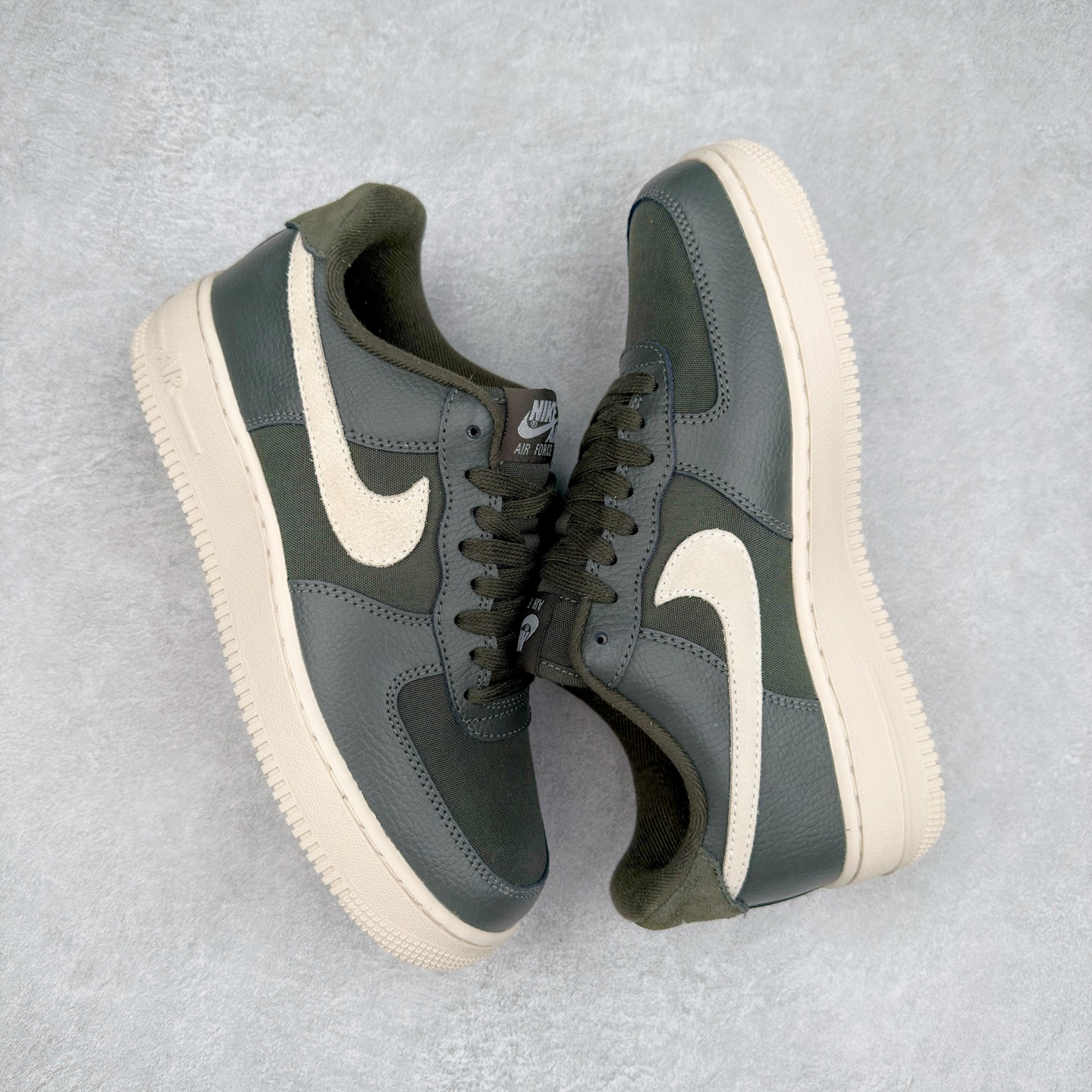 图片[3]-＃XT纯原 NK Air Force 1´07 Low 空军一号低帮百搭休闲运动板鞋 DV7186-301 顶级批次 2022全新楦头鞋型 鱼鳞大底 历时开发三个月 清洁度完美 二维码鞋标 内置芯片及solo气垫 大底高度及其弧度依照正品 钢印 logo刺绣 鞋口弧度 鞋头长度 鞋面冲孔 鞋垫背胶及钢印 完美鞋型对比正品 每一处都是细节满满 柔软、弹性十足的缓震性能和出色的中底设计 横跨复古与现代的外型结合 造就出风靡全球 三十多年的Force 1 直到今天还深受青睐 实拍调校N版已经零色差零失真 百分百还原实物色彩所见即所得 不存在货不对板色差等低级问题 选购参考实物拍摄 不混卖不参货 只用心做好货严格选品 承诺混一赔十 尺码：36 36.5 37.5 38 38.5 39 40 40.5 41 42 42.5 43 44 44.5 45-选品中心