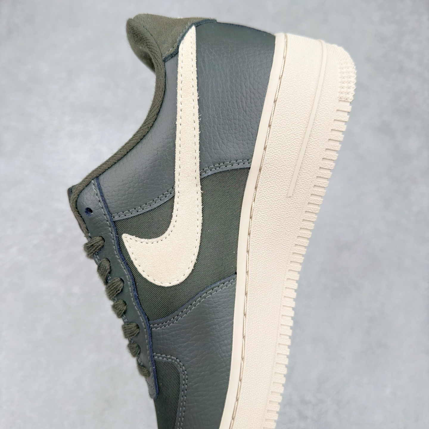 图片[7]-＃XT纯原 NK Air Force 1´07 Low 空军一号低帮百搭休闲运动板鞋 DV7186-301 顶级批次 2022全新楦头鞋型 鱼鳞大底 历时开发三个月 清洁度完美 二维码鞋标 内置芯片及solo气垫 大底高度及其弧度依照正品 钢印 logo刺绣 鞋口弧度 鞋头长度 鞋面冲孔 鞋垫背胶及钢印 完美鞋型对比正品 每一处都是细节满满 柔软、弹性十足的缓震性能和出色的中底设计 横跨复古与现代的外型结合 造就出风靡全球 三十多年的Force 1 直到今天还深受青睐 实拍调校N版已经零色差零失真 百分百还原实物色彩所见即所得 不存在货不对板色差等低级问题 选购参考实物拍摄 不混卖不参货 只用心做好货严格选品 承诺混一赔十 尺码：36 36.5 37.5 38 38.5 39 40 40.5 41 42 42.5 43 44 44.5 45-选品中心